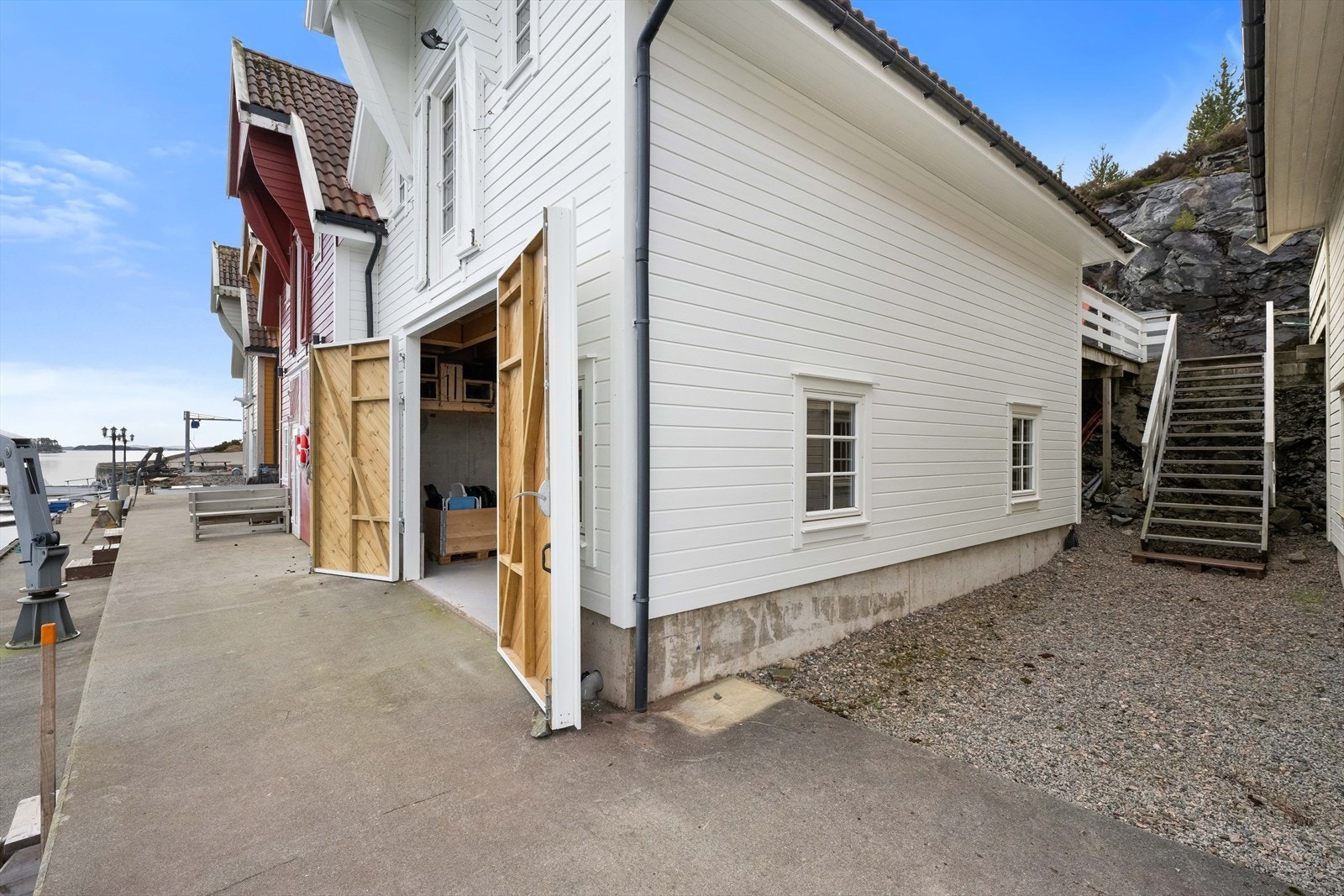 Enkel adkomst til kaifront, enten via naust eller trapp ned på utsiden Galleribilde