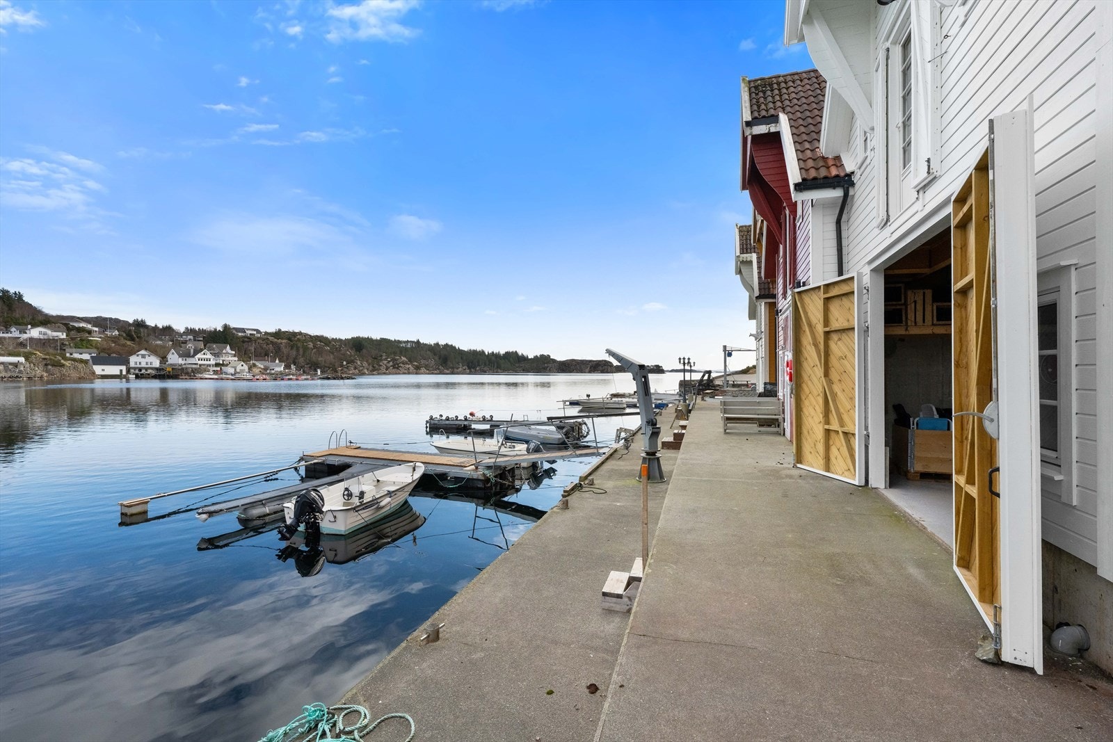 Nabo har lagt ut brygge hvor dette naustet har båtplass. Galleribilde