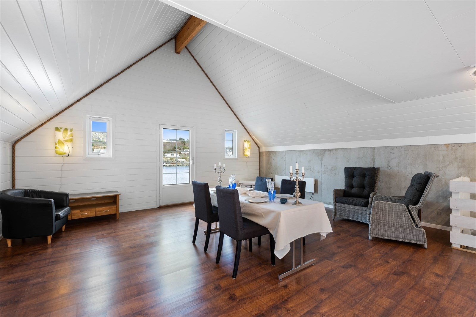 Stort, innredet rom på 46 m² med god plass til møblering. Galleribilde