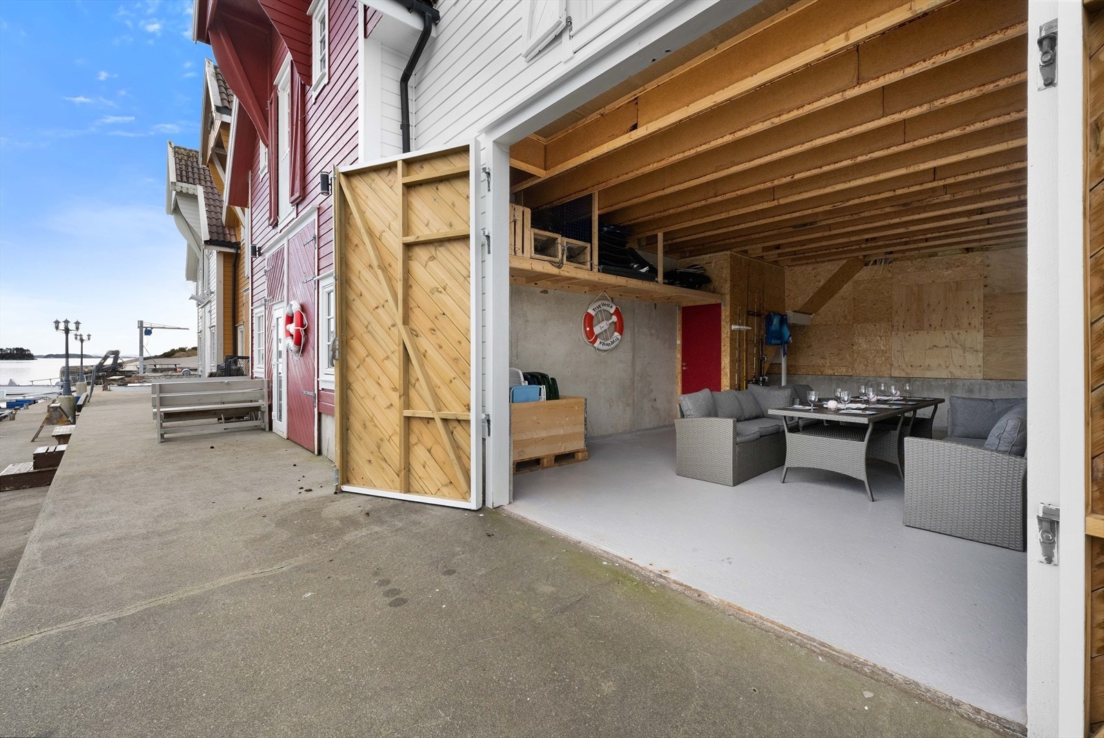 Stort naustrom på 46 m² med god plass for båt og lagring. Galleribilde