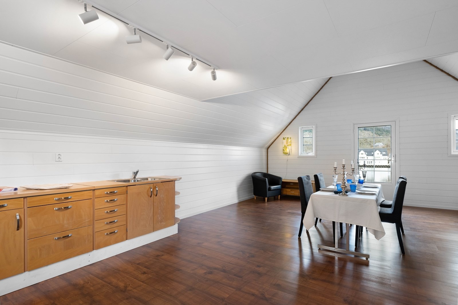 Enkel kjøkkeninnredning for tilbereding av enkel servering. Ikke tilkoblet vann/avløp. Galleribilde