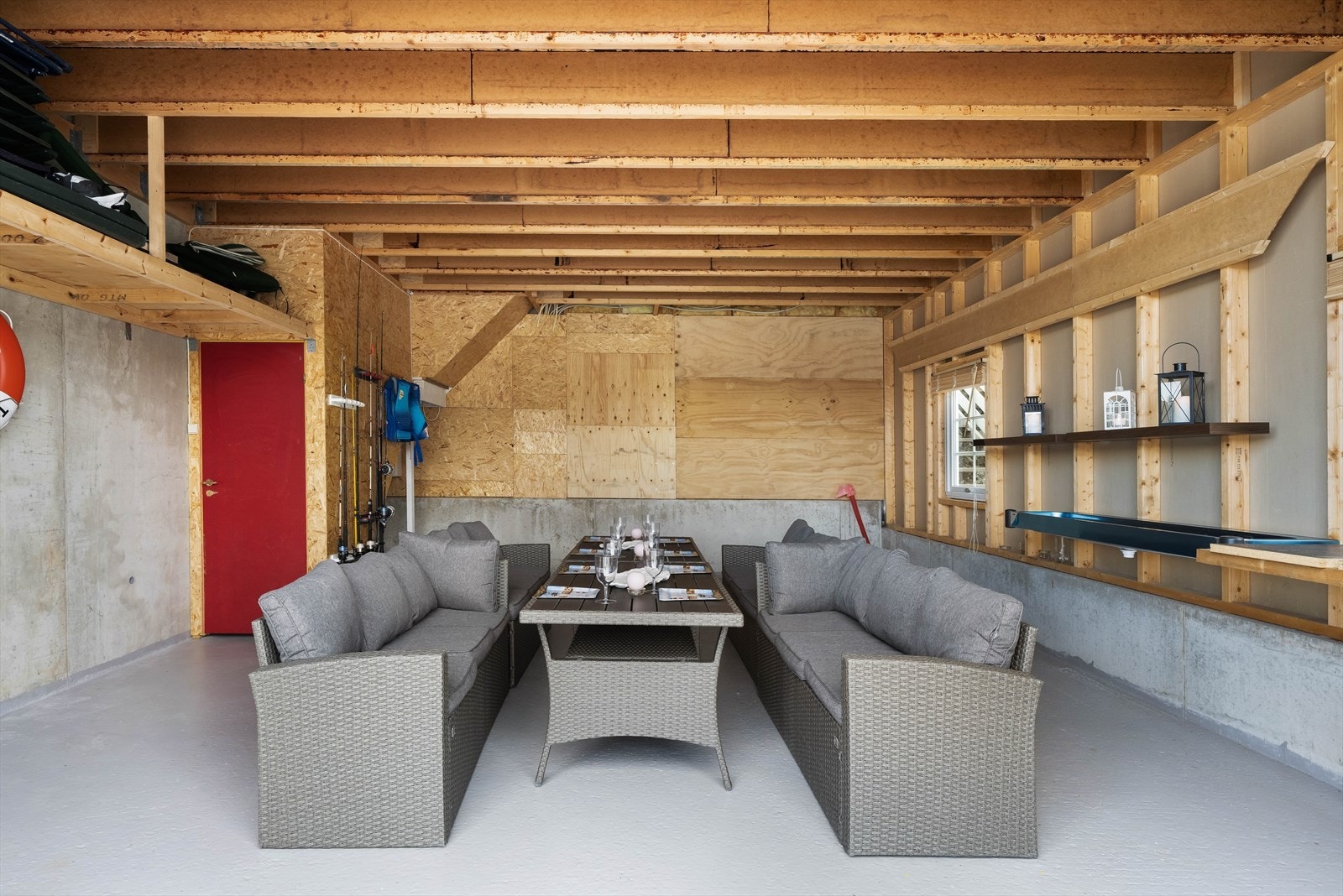 Bakvegg i naustrom er isolert. Bak rød dør går trappen opp til 1.etasje. Galleribilde