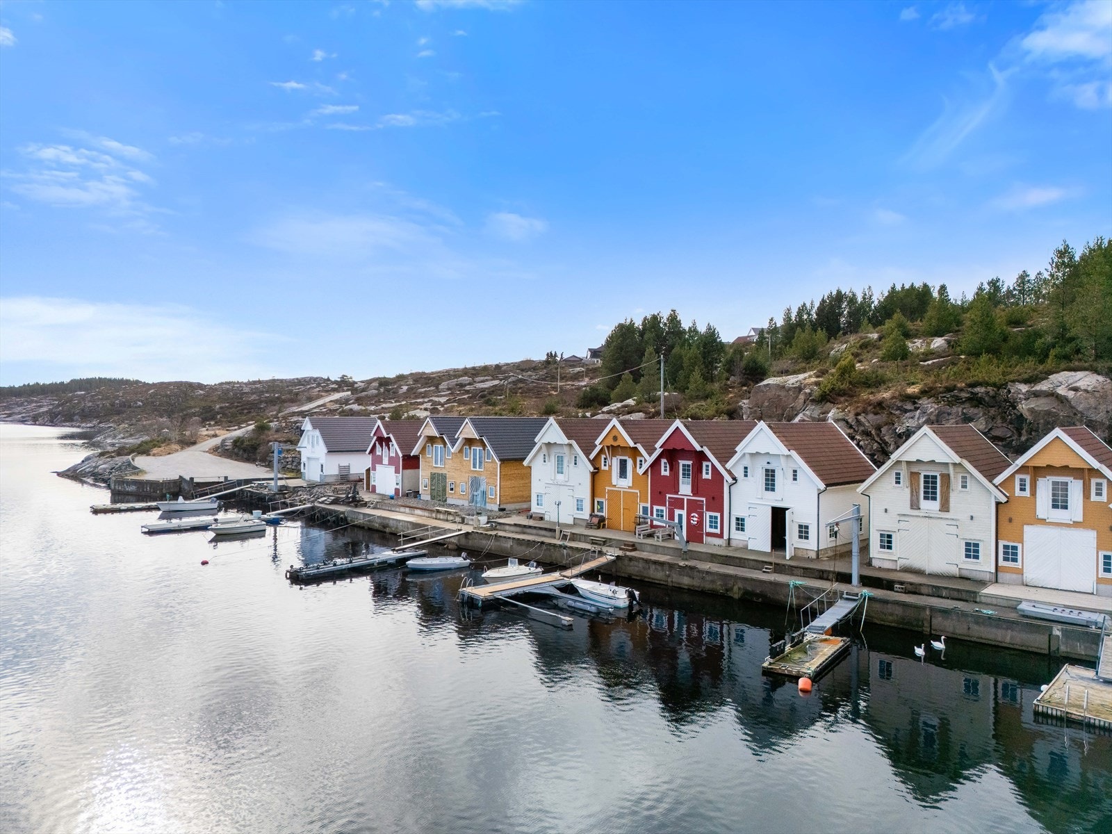 I kort vei fra naustet har en flotte bade,- fiske og turmuligheter Galleribilde