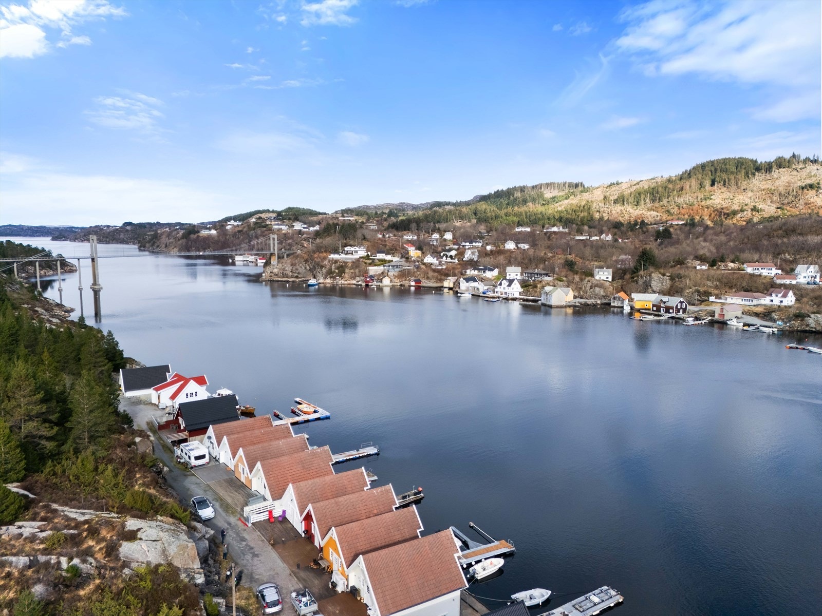 Kort vei til bunkring og café med båt, og ellers både turområder og butikk med bil. Galleribilde