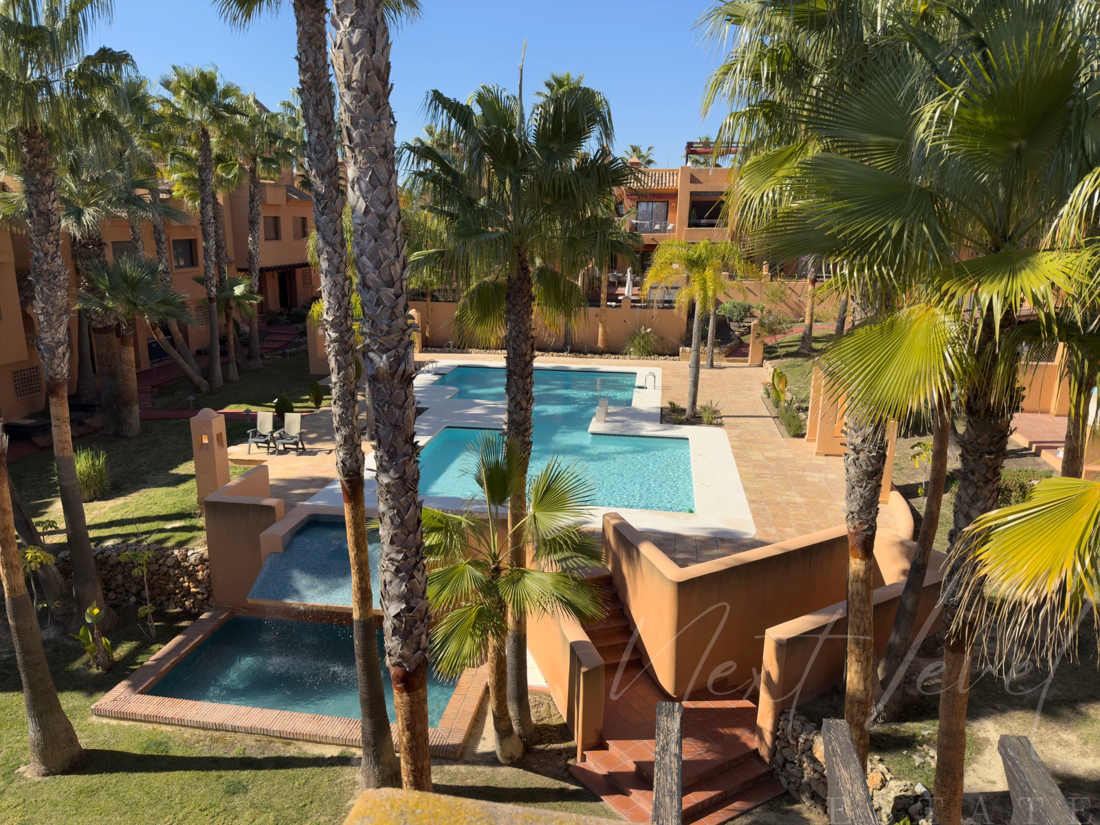 Nydelig private fellesområder for boligene. Dette er utsikten fra privat takterasse/solariumn ned til felllesområdet. Galleribilde