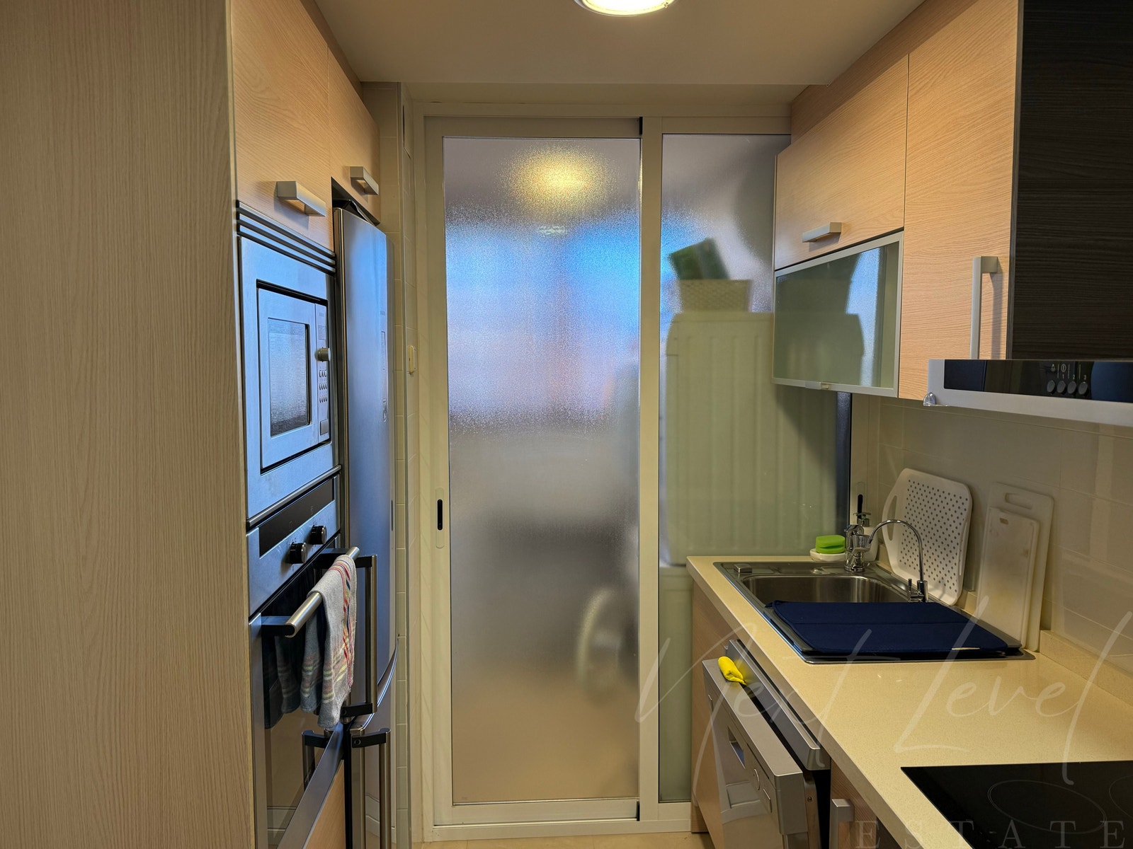 Innenfor kjøkkenet er det et praktisk vaskerom. Galleribilde