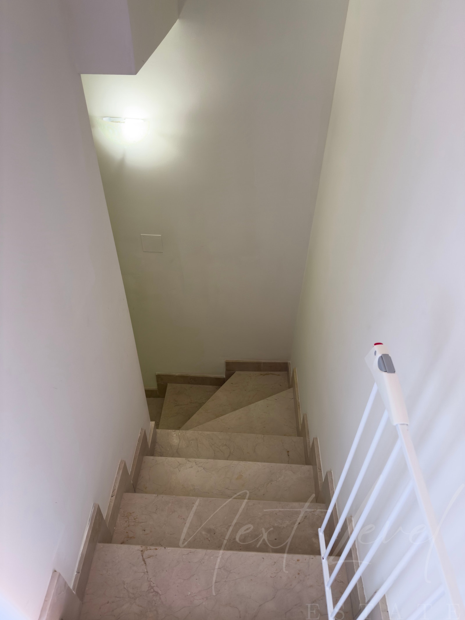 Trapp til kjellerstue og garasje fra 1 etg. Galleribilde