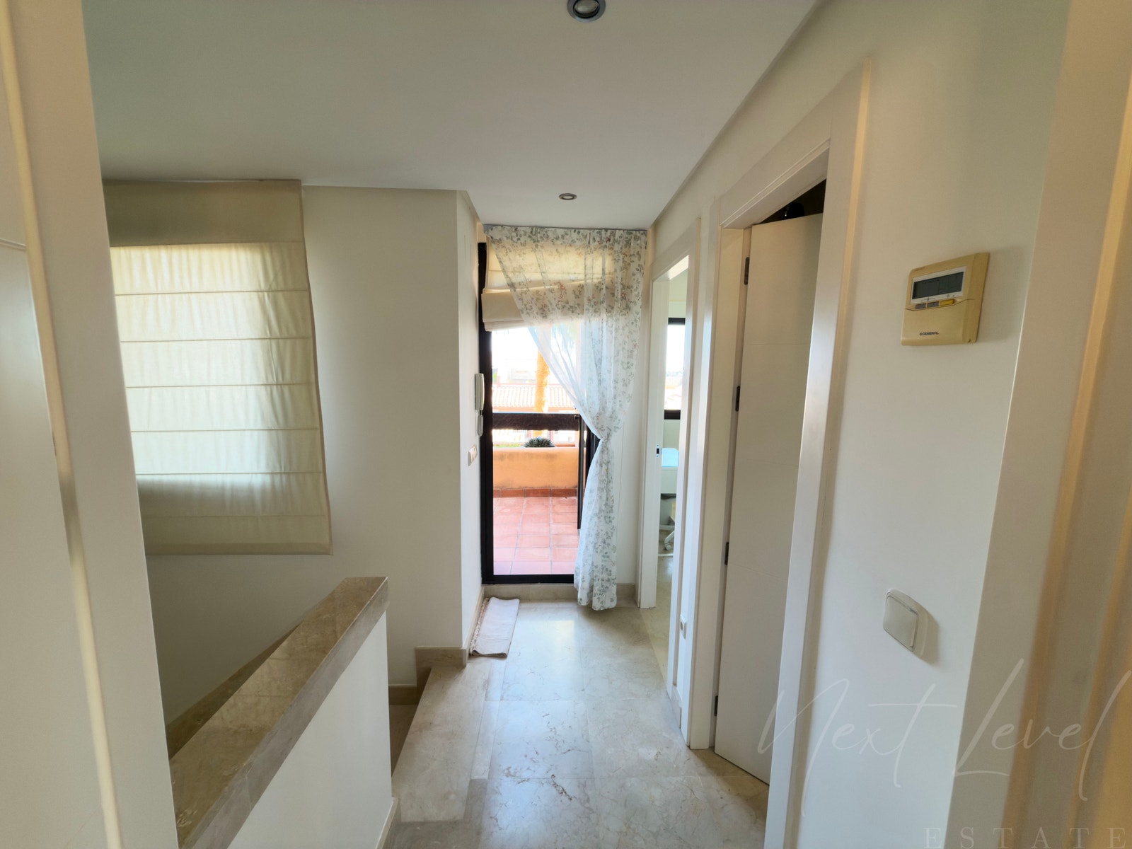 Gang oppe i 2. etg til 2 bad og 2 soverom. Barne soverom er plassert bortest inn til høyre i dette bildet. Galleribilde