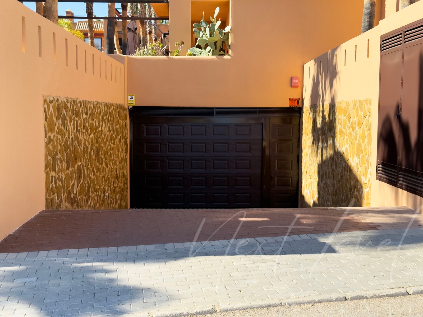 Innkjørsel til garasje. Galleribilde