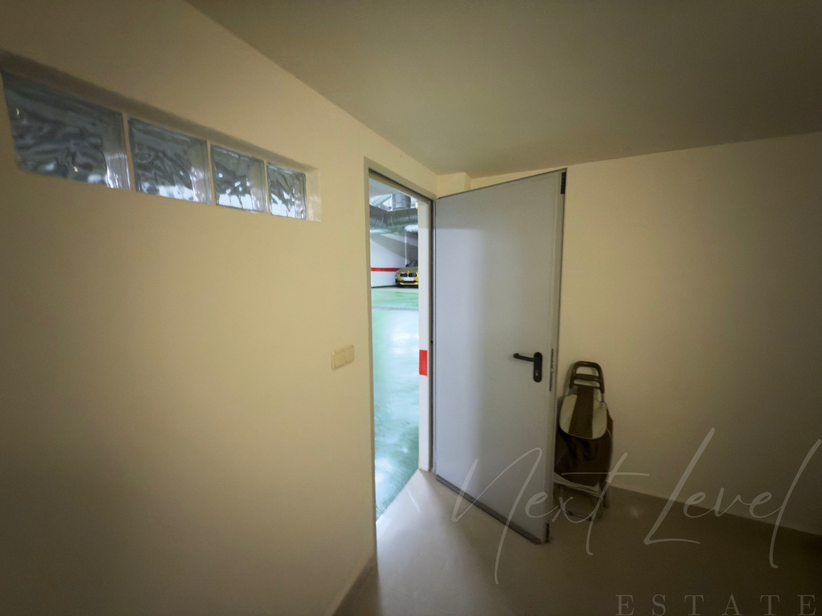 Dør fra gang i under etasje til garasje. Galleribilde