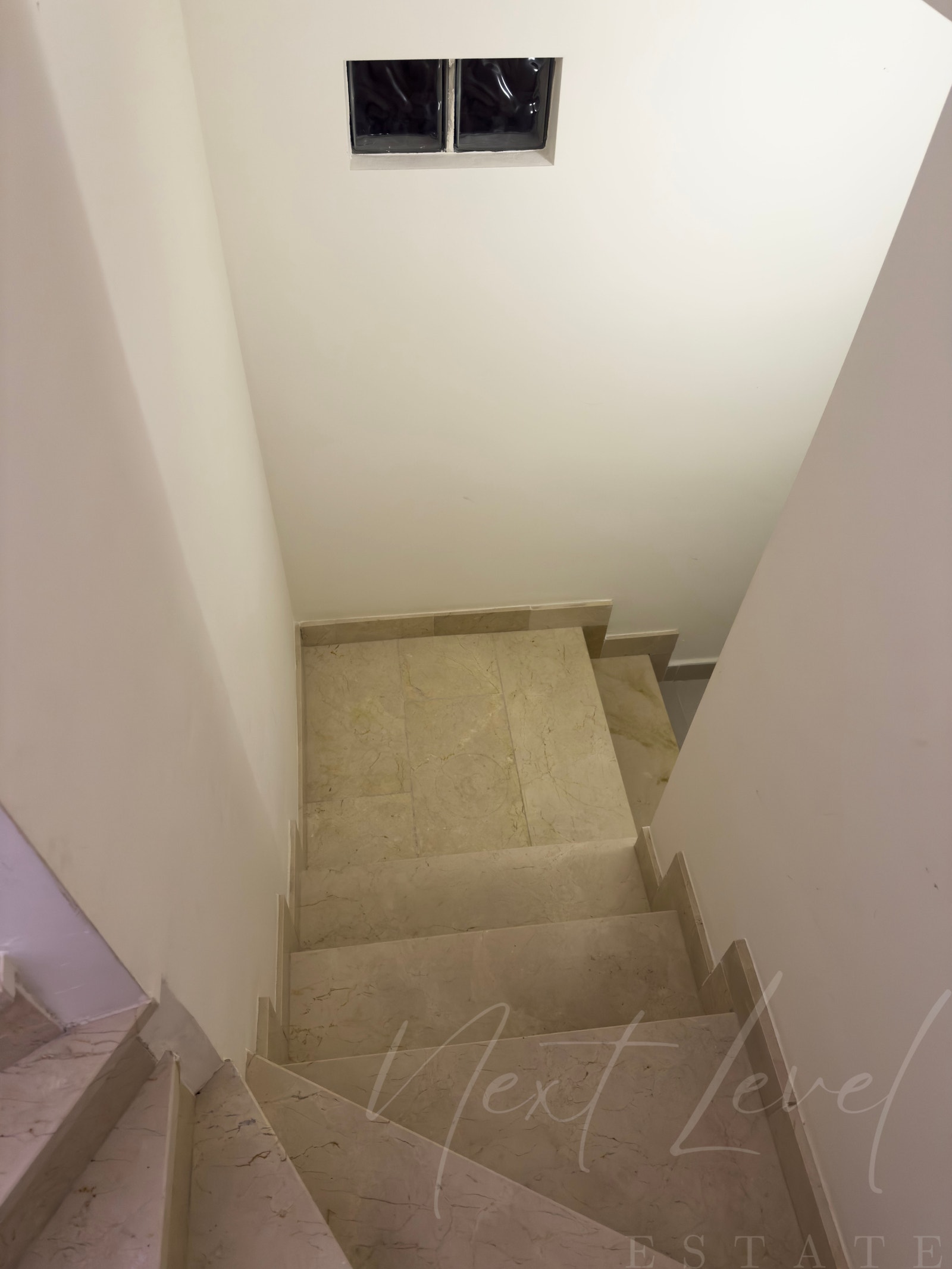 Trapp til kjellerstue og garasje fra 1 etg. Galleribilde