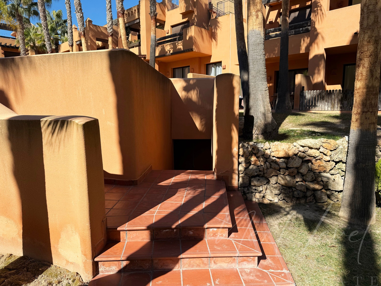 Inngang til garasje fra fellesområdet. Galleribilde