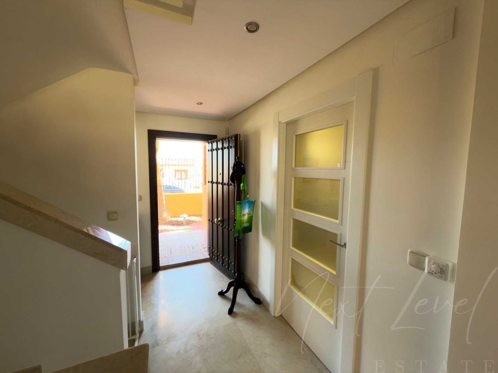 Gang 1 etg med dør til høyre inn til kjøkken. Galleribilde