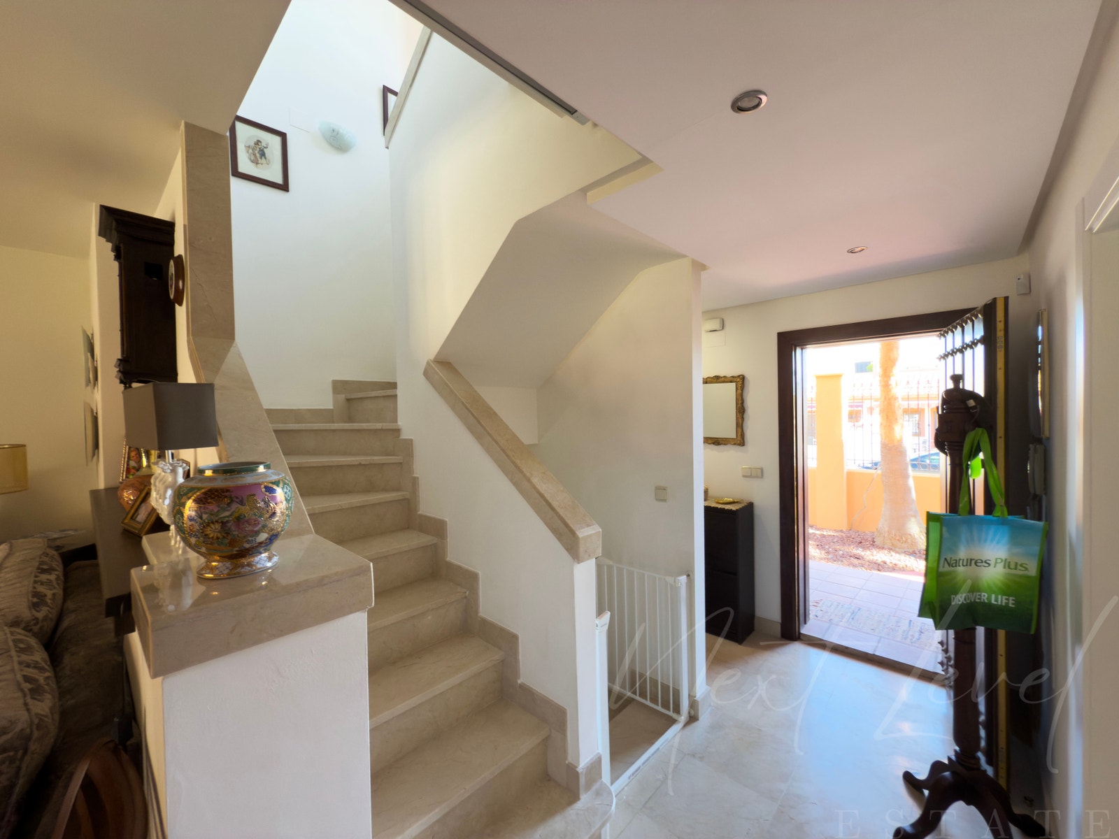 Gang med trapp opp til 2 etg, trapp ned til under etg. Og sidegang til bad og soverom 1 etg. Galleribilde