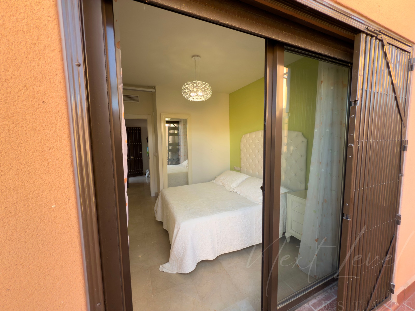 Soverom 1 etg. har utgang til privat terrasse. Galleribilde