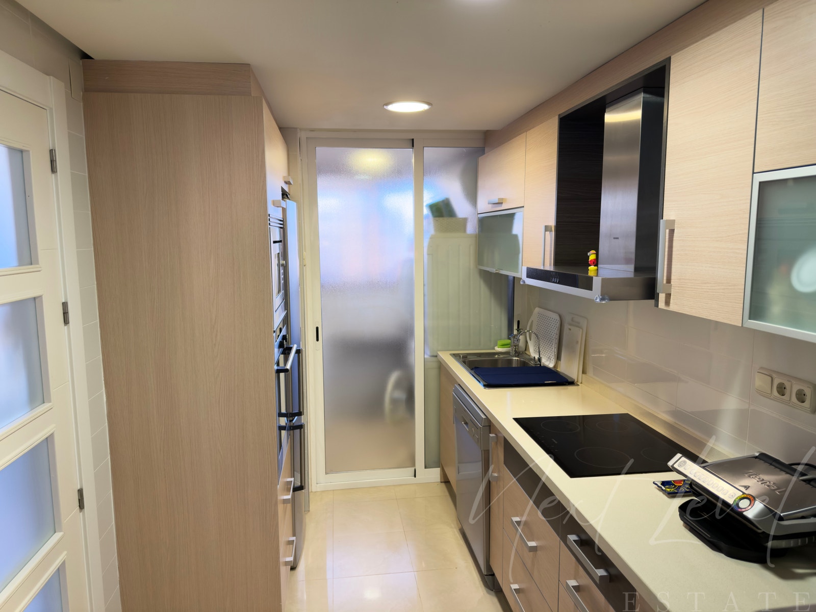 Flott velutstyrt kjøkken med hvitevarer fra Siemens. Galleribilde