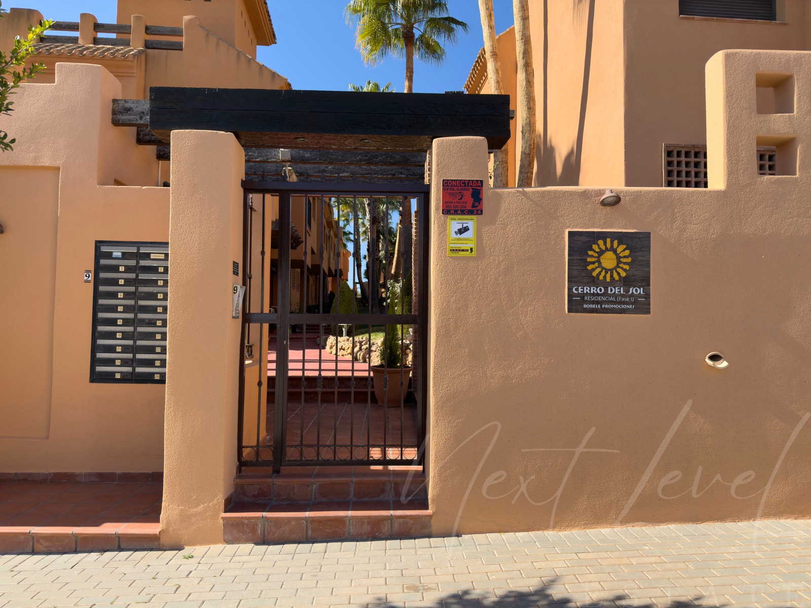 Velkommen til dette flotte komplekset Cerro del Sol. Hovedinngang til eiendoms komplekset. Galleribilde