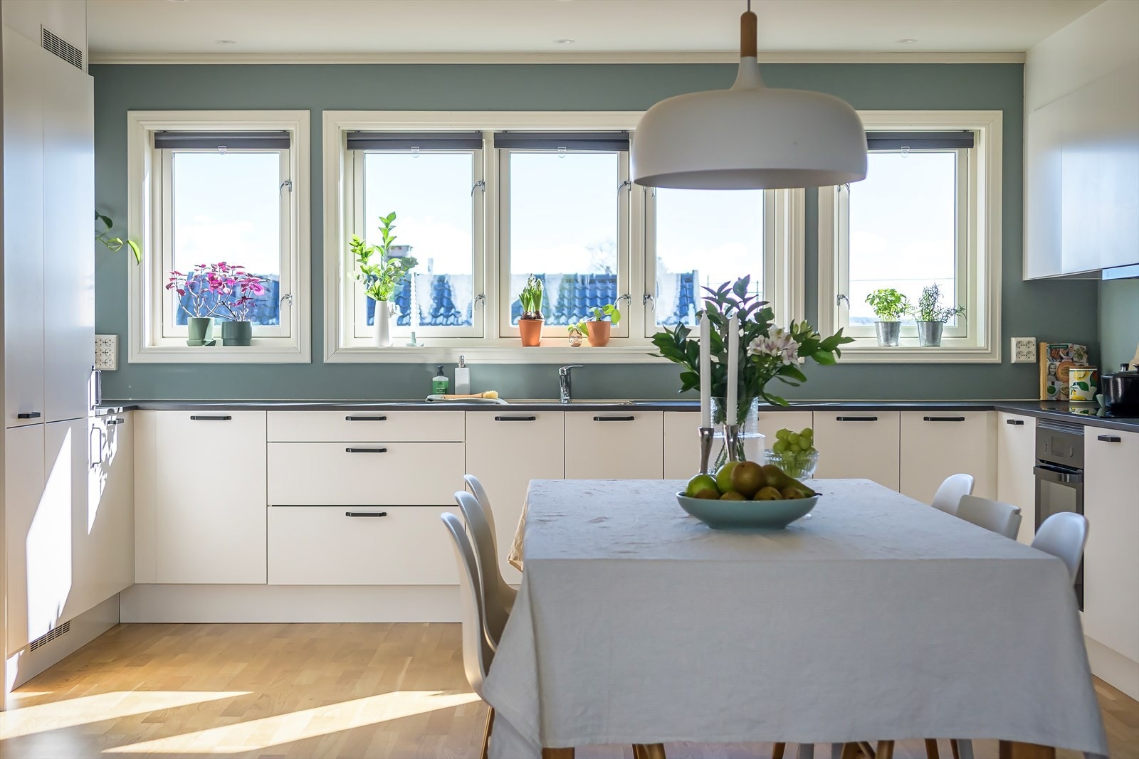 Moderne og funksjonelt kjøkken med smart planløsning og rikelig oppbevaringsplass. Galleribilde