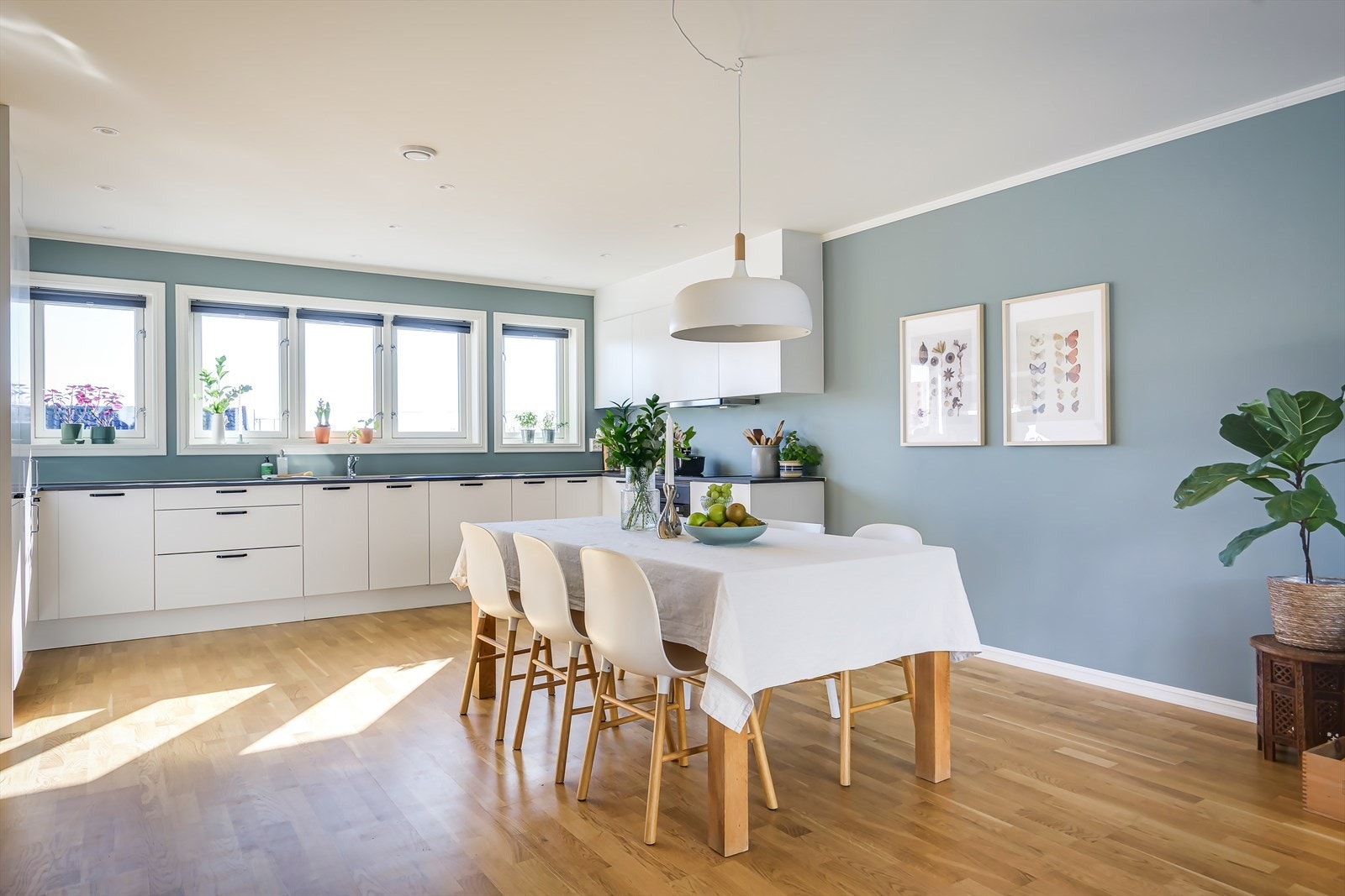 Boligen ligger svært pent til i tilbaketrukne omgivelser, et familievennlig nabolag på Risløkka! Galleribilde