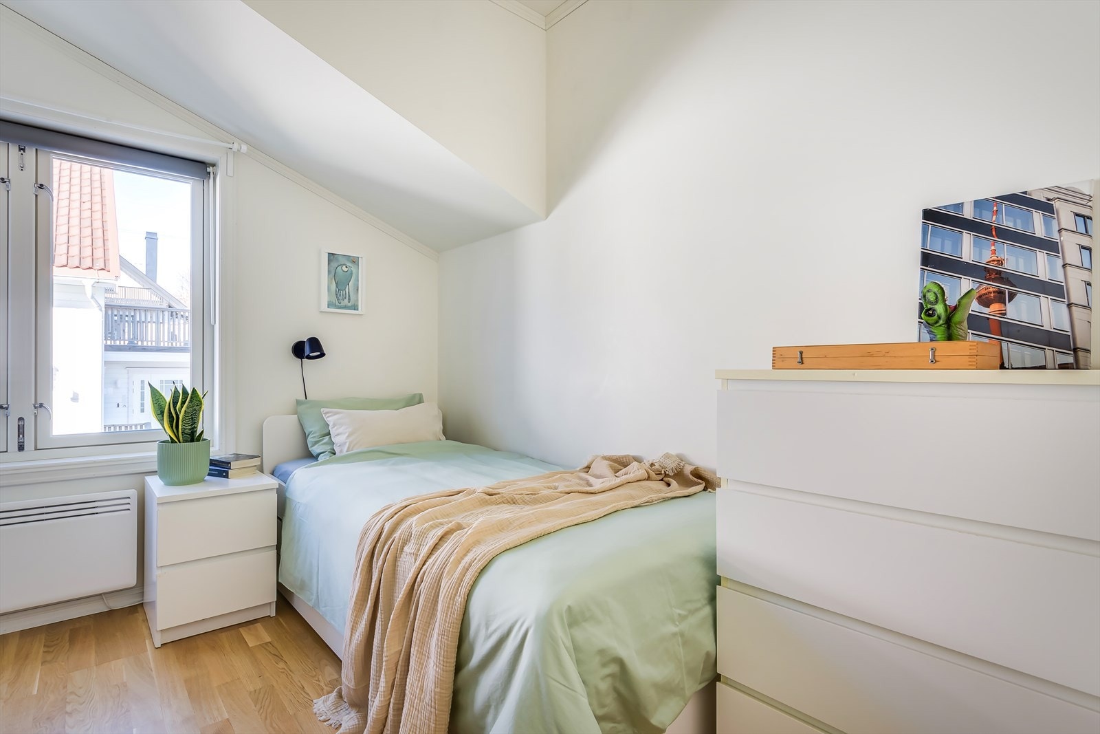 Rommene har flere innrednings- og bruksmuligheter, og passer utmerket som barnerom eller gjesteværelse. Galleribilde