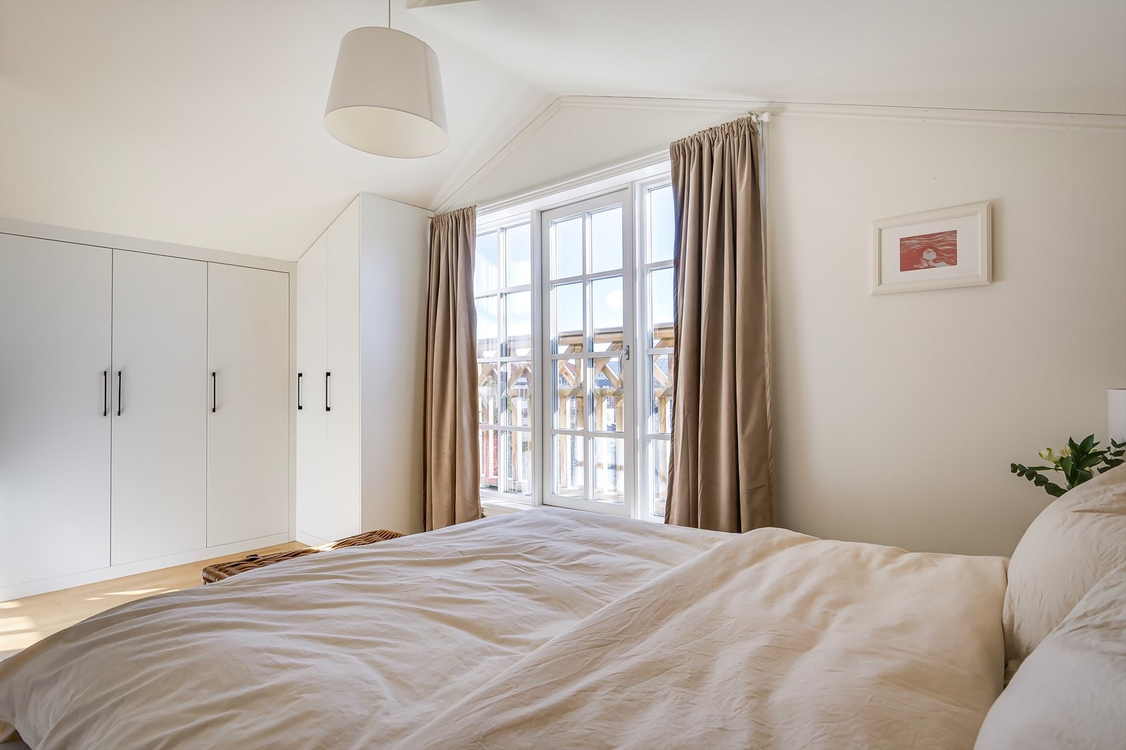 Rommet har store vindusflater og utgang til en flott fransk balkong, som gir en luftig og åpen følelse. Galleribilde