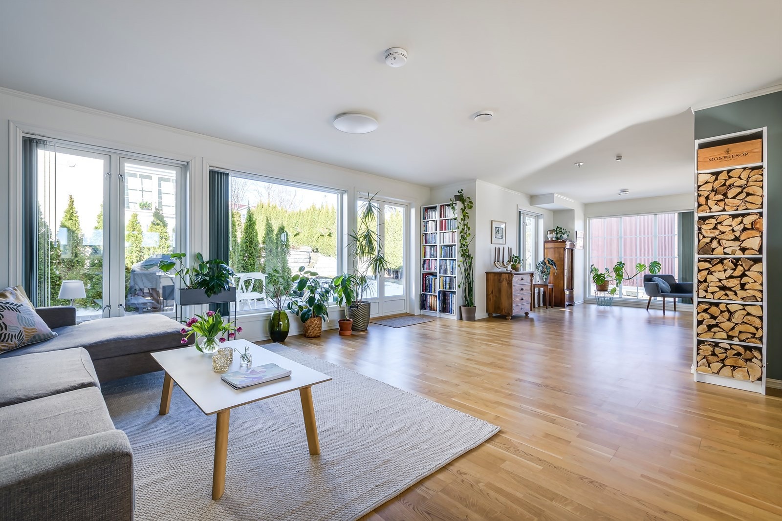 Stor og romslig stue med svært gode lysforhold. Galleribilde