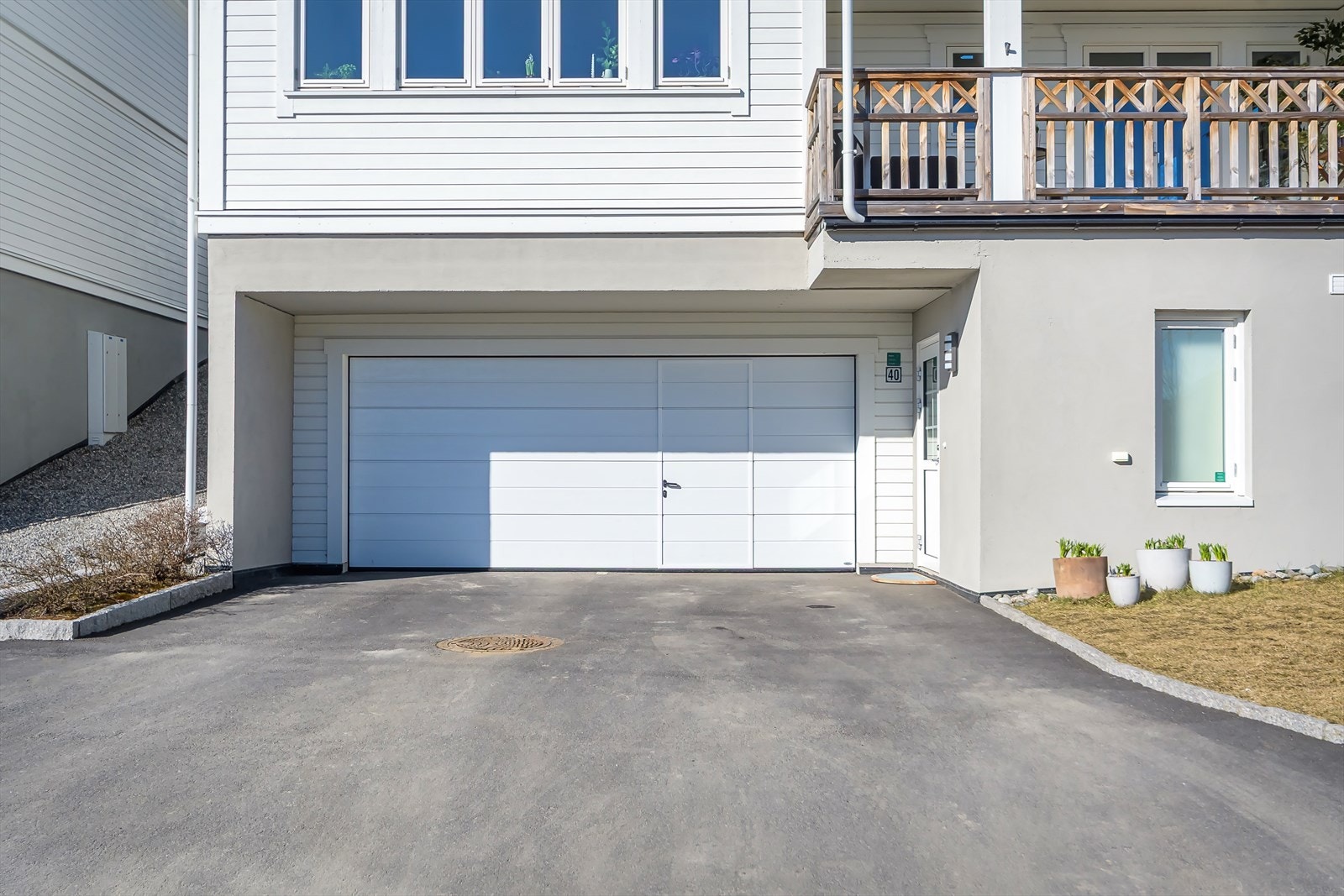 Boligen disponerer 2 plasser i garasjen, 2 plasser utenfor garasjen og 1 plass foran plenen. Galleribilde