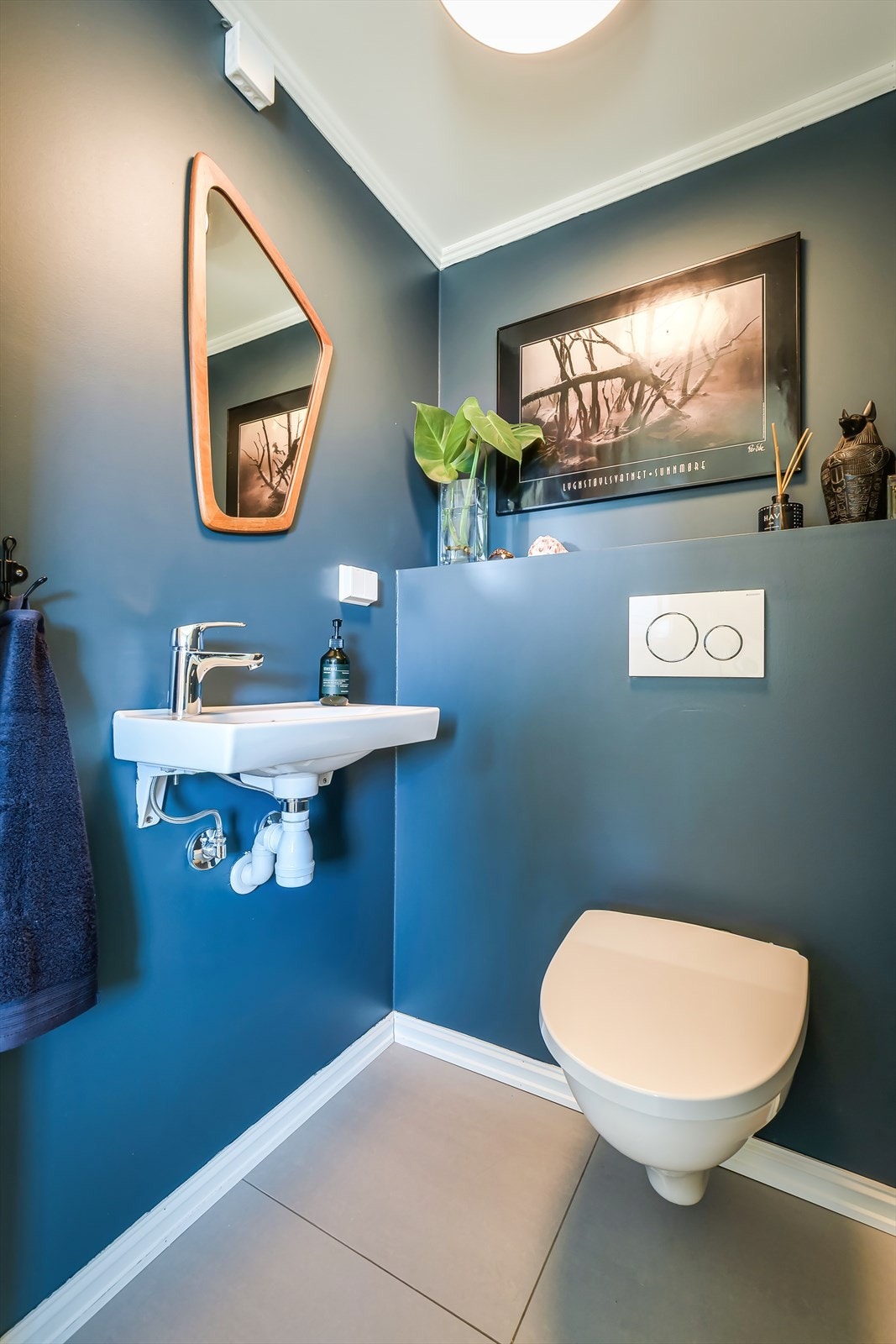 Separat toalettrom med flislagt gulv. Galleribilde