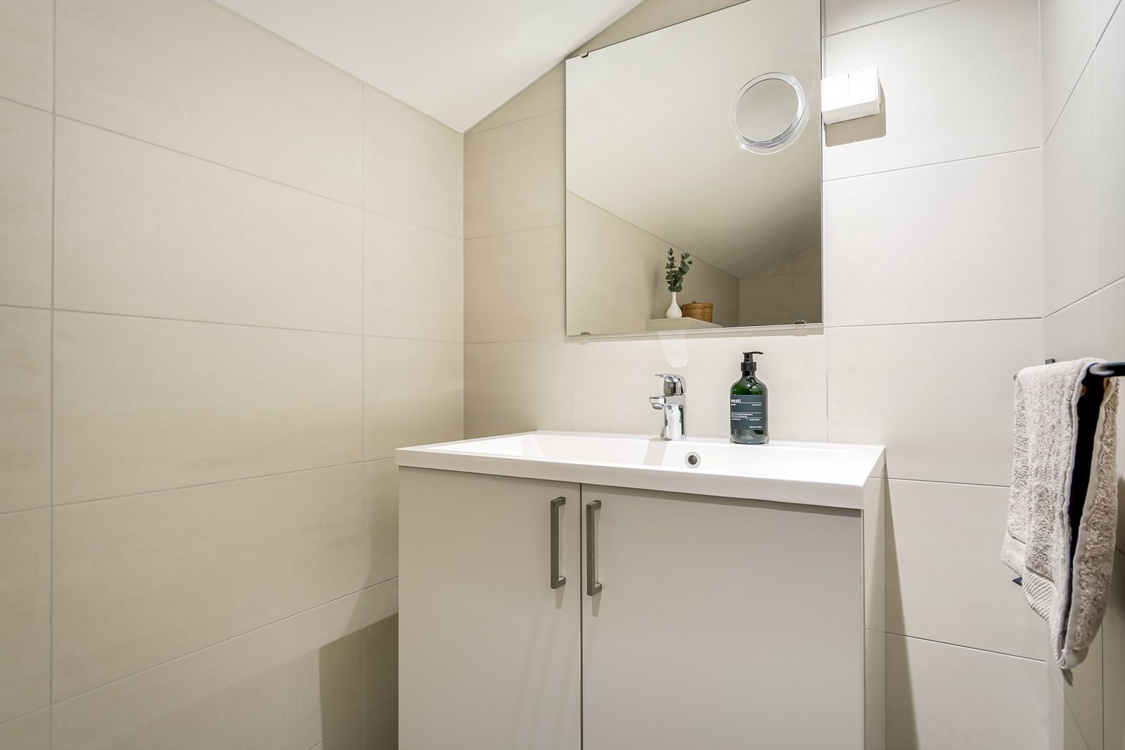 Pent flislagt bad tilknyttet hovedsoverommet. Galleribilde