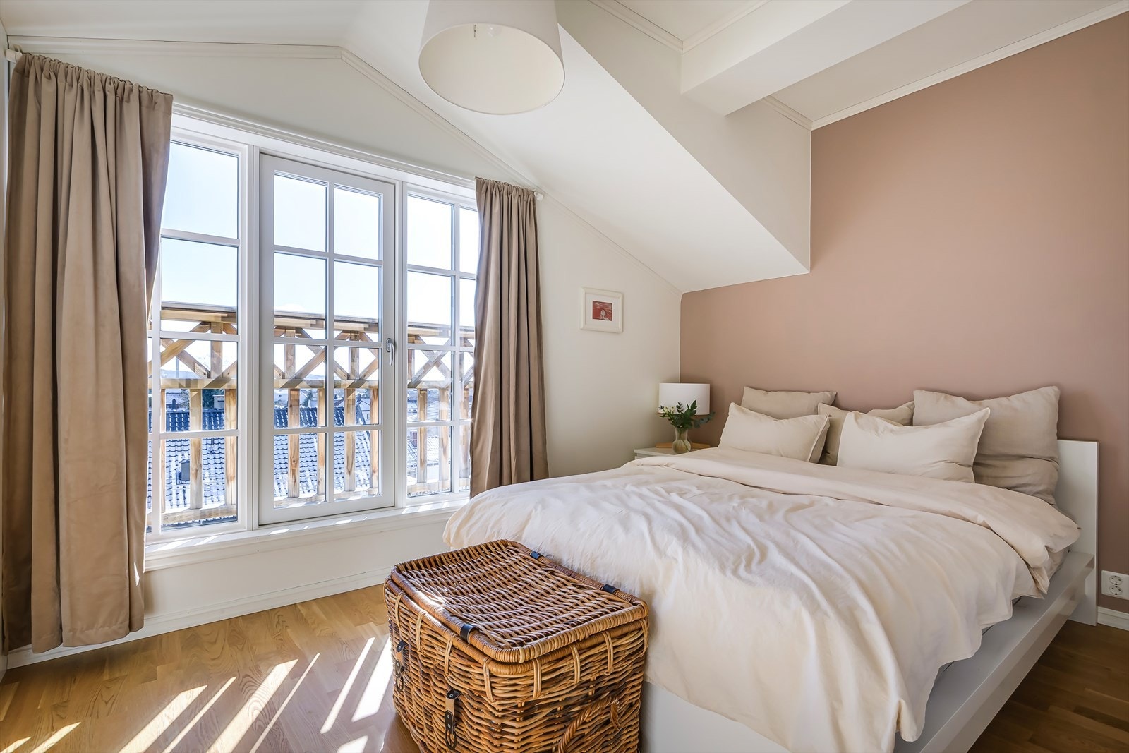 Romslig hovedsoverom med plass til dobbeltseng og nattbord. Galleribilde