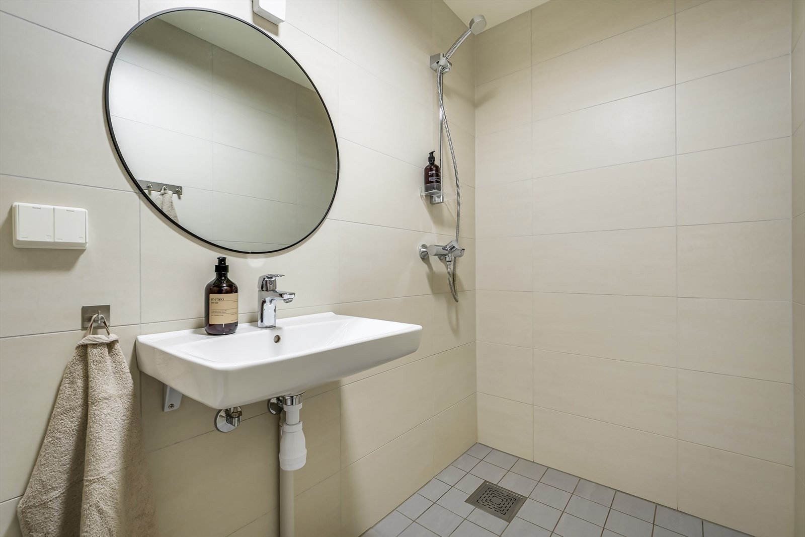 Flislagt bad med servant, toalett og dusj. Galleribilde