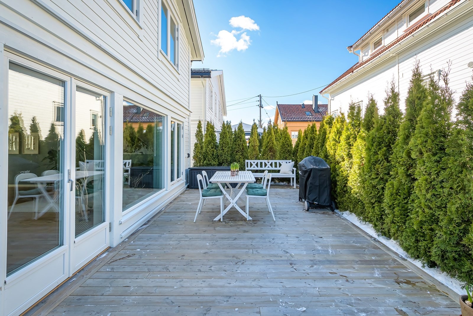 Fra stuen er det direkte adkomst til en stor terrasse og hage. Galleribilde