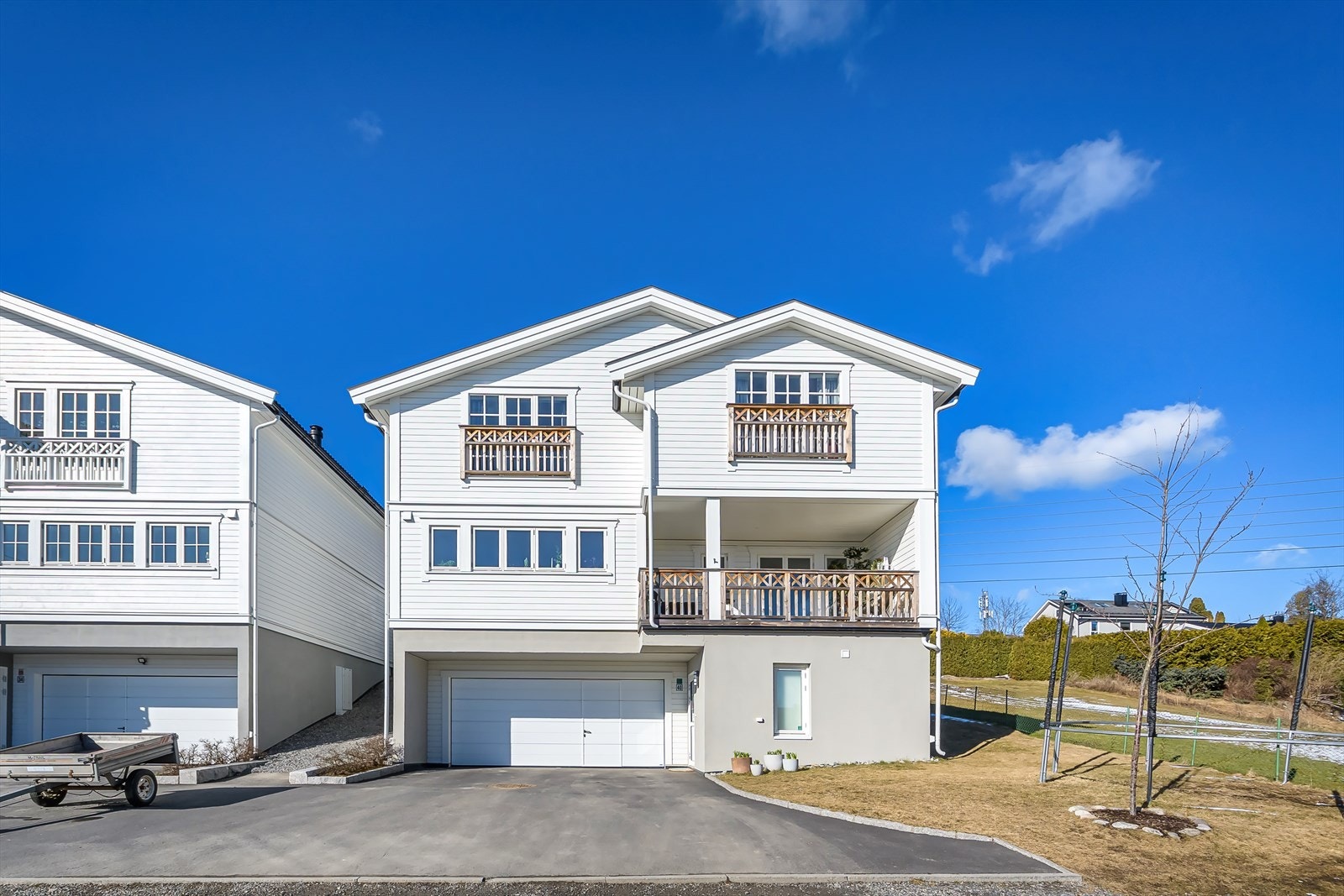 Eiendommen grenser til et hyggelig grøntområde og har flott utsikt. Her bor du i et familievennlig nabolag på Risløkka - perfekt for barnefamilien! Galleribilde