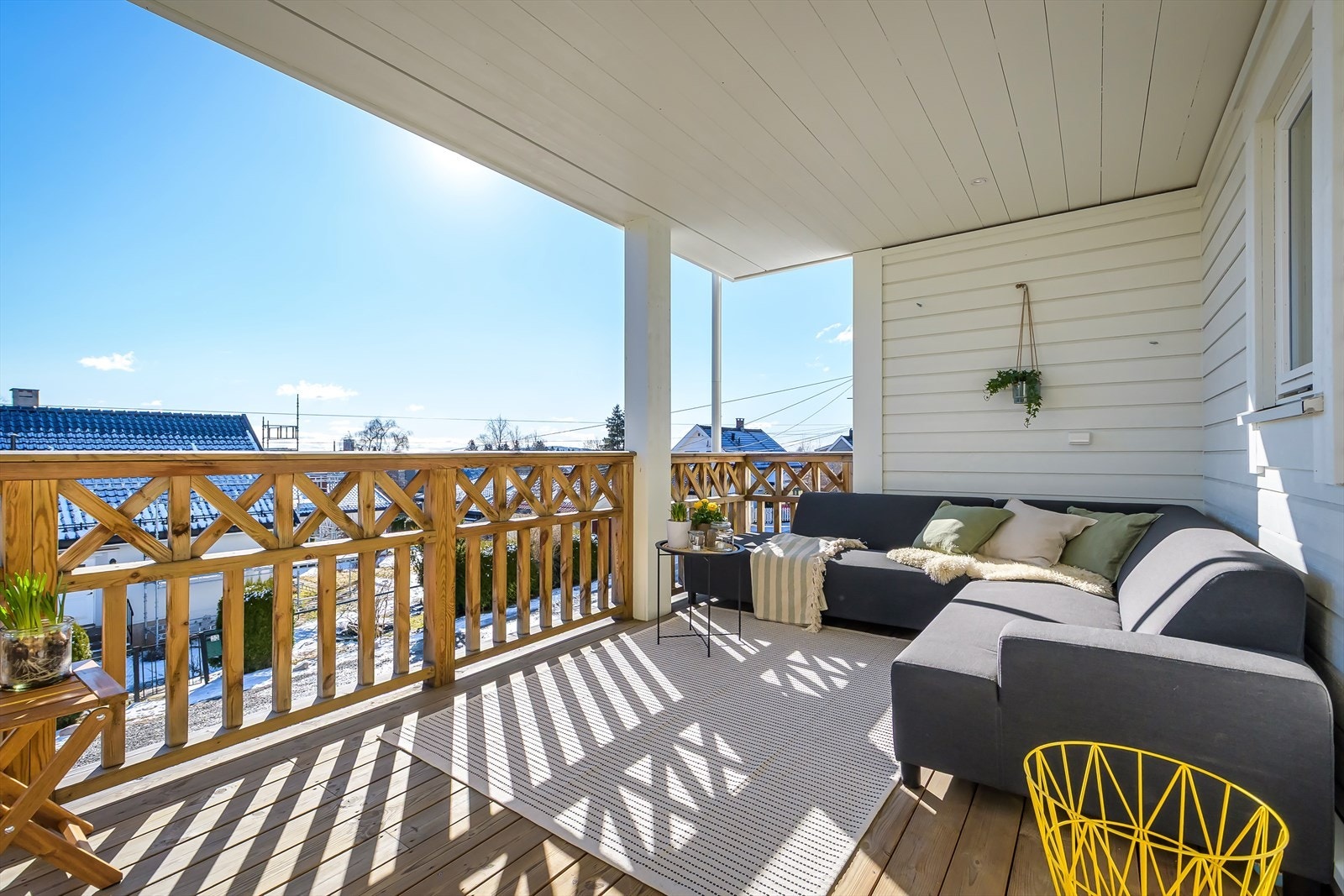 Boligen byr på to flotte uteplasser på ca. 38 m² med svært gode sol- og utsiktsforhold. Galleribilde