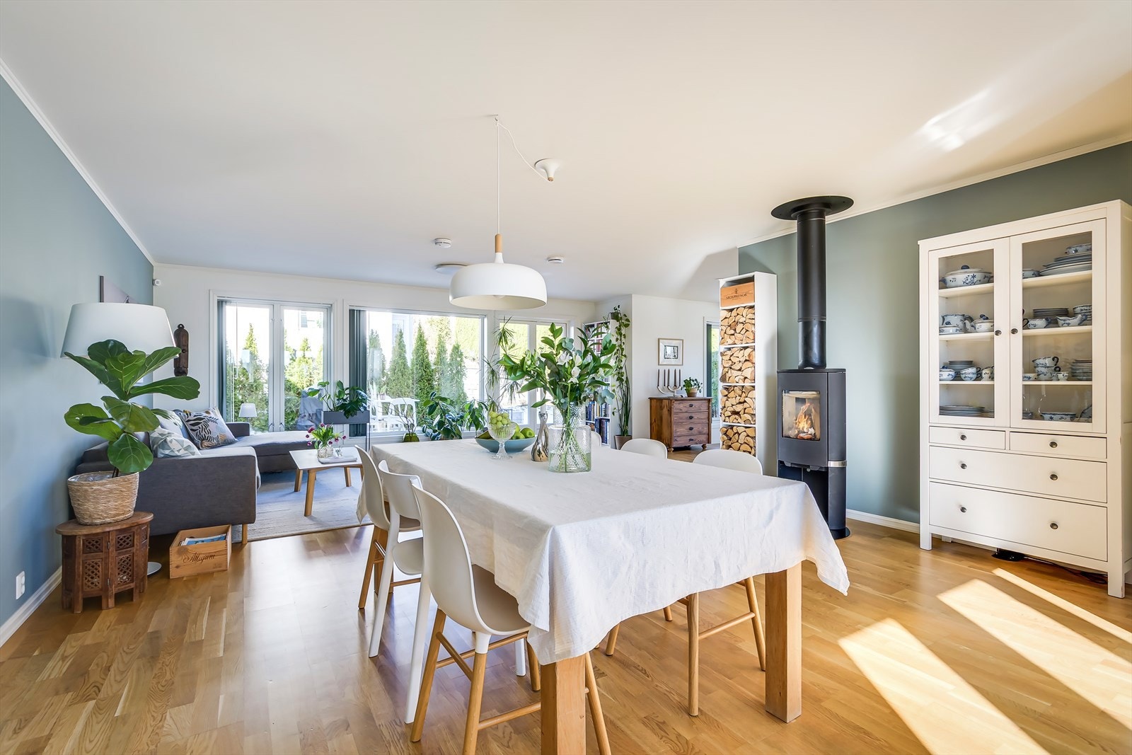 Det er god plass til venner og familie rundt spisebordet. Galleribilde