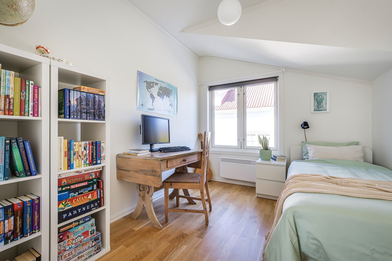 Soverom 4 er av god størrelse som i dag er innredet med seng, skrivepult og oppbevaringsmøbler. Galleribilde