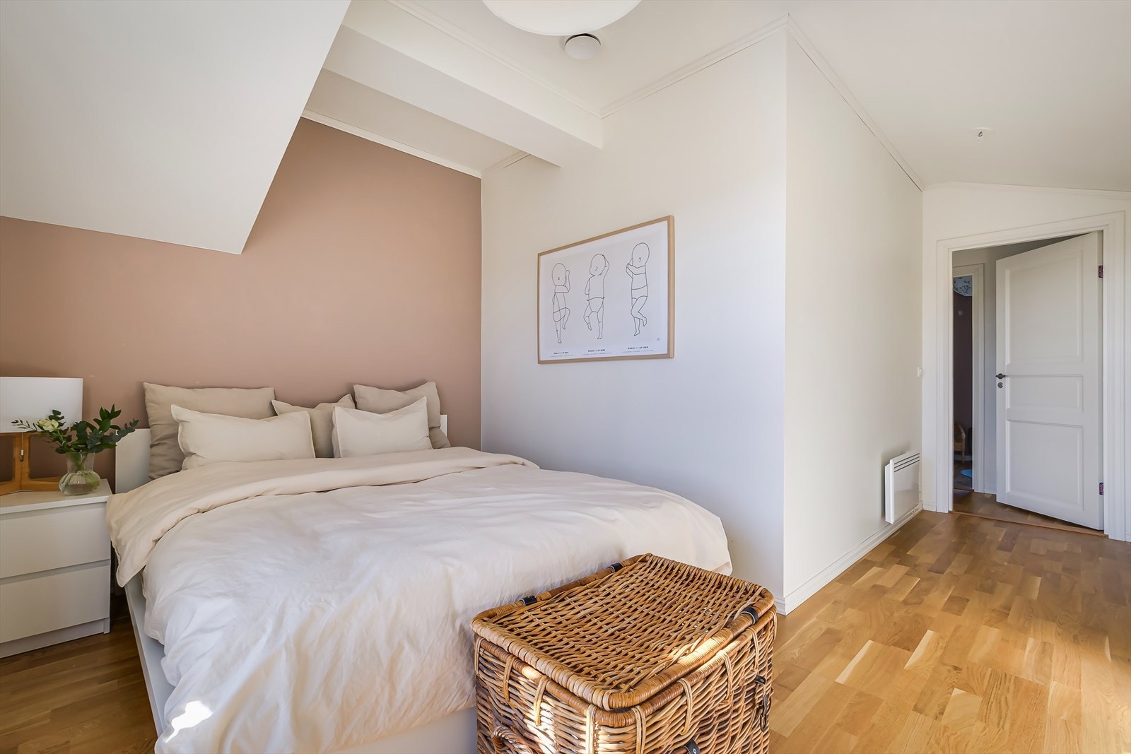 Soverommet har god takhøyde og er malt i lyse og behagelige farger. Galleribilde