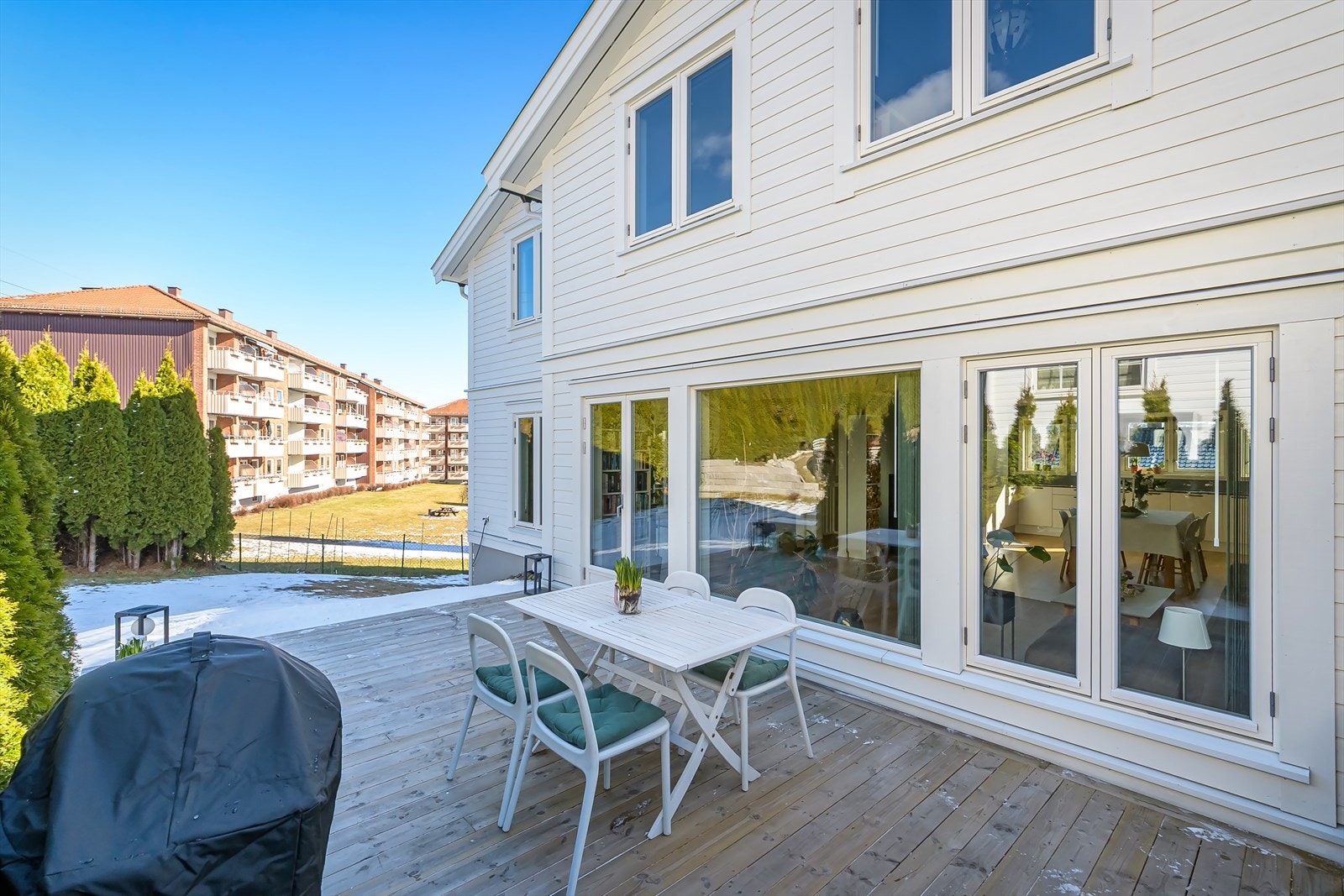 Selger opplyser solen kommer på ettermiddag fra ca. kl. 16. Galleribilde