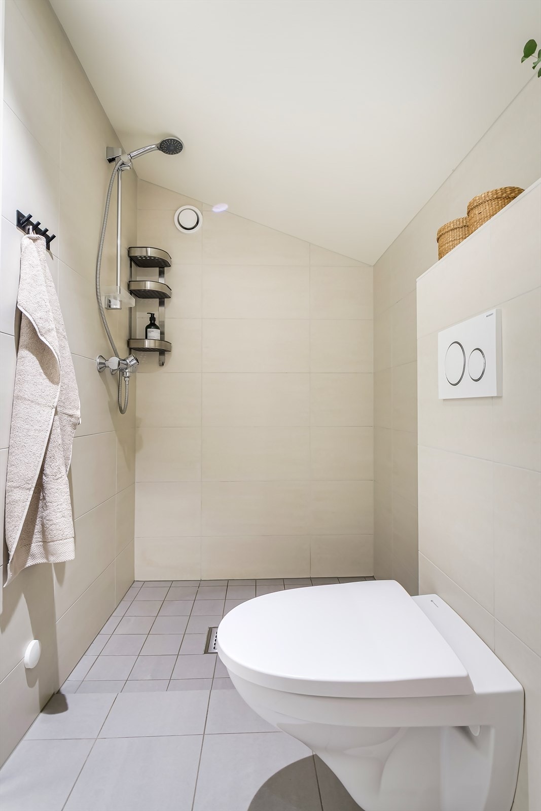 Innredningen består av servantskap med nedfelt servant, speil, vegghengt toalett og dusj. Galleribilde