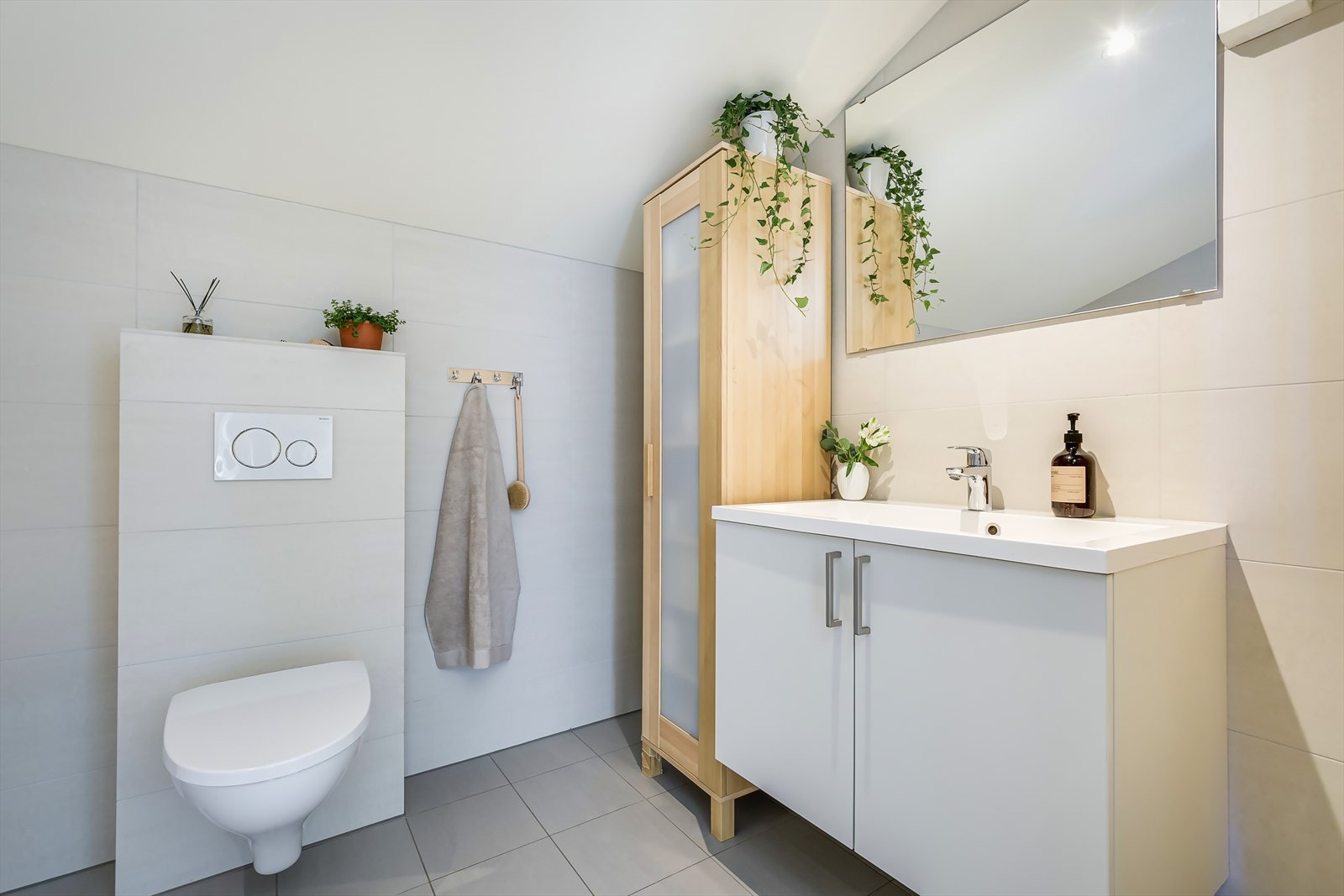 Baderomsinnredningen består av badekar, vegghengt toalett og servantskap med nedfelt servant. Galleribilde