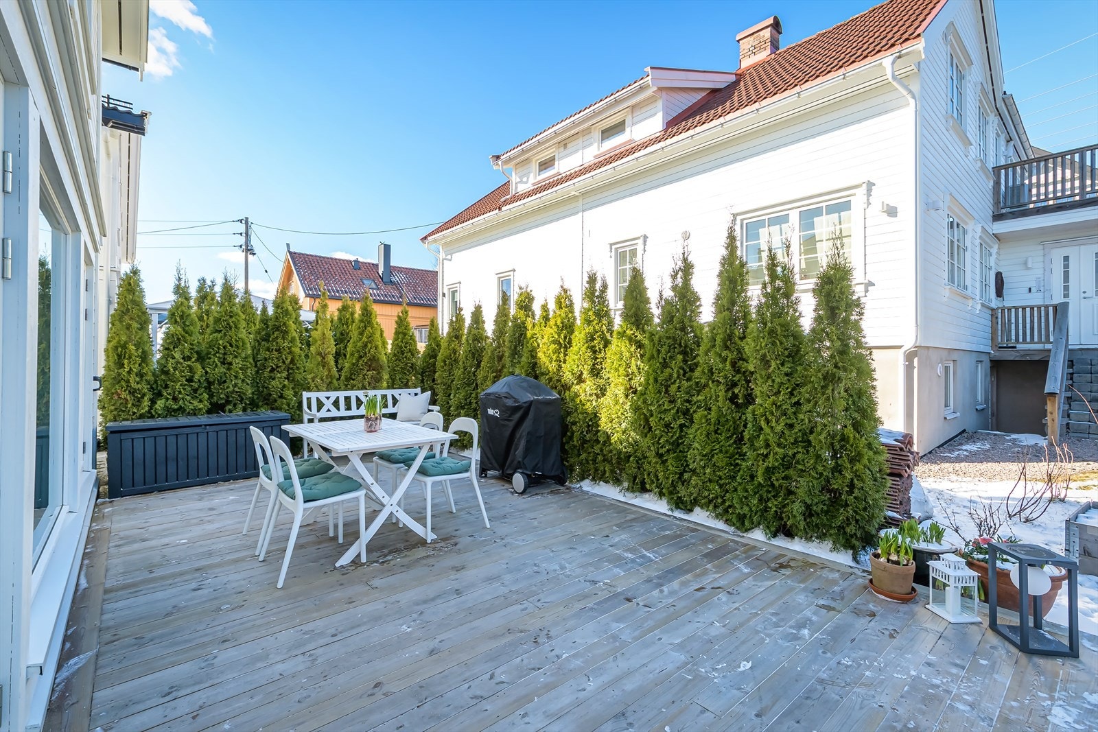 Den store terrassen på hele 24 m² gir god plass til ulike utemøbler og grill. Galleribilde