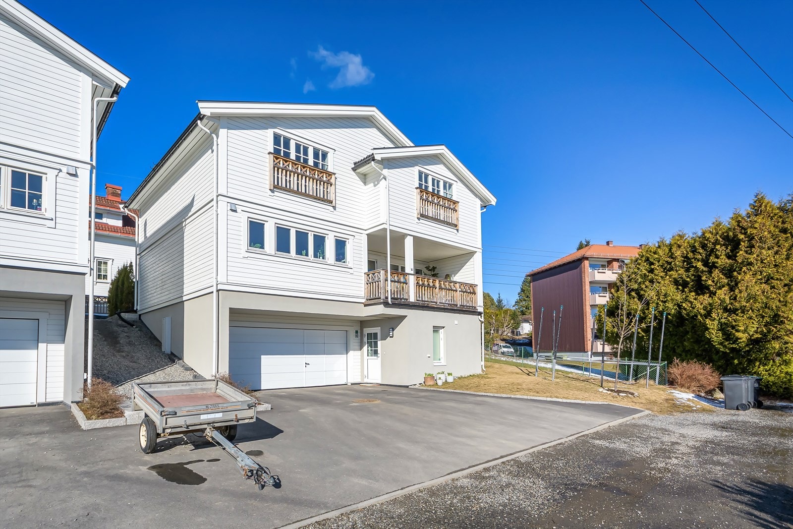 Boligen ligger svært pent til i tilbaketrukne omgivelser, innerst i en blindvei uten gjennomgangstrafikk. Galleribilde