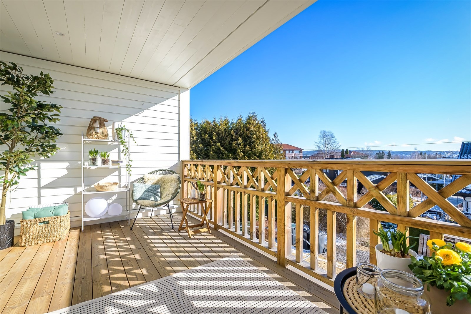 Her kan man nyte morgensol og gjennom hele dagen frem til kl. 16. Flott utsikt utover nærområdet. Galleribilde