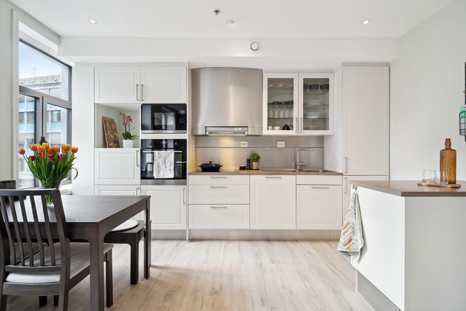 Det er godt med elpunkt på kjøkkenet. Praktisk og sosial løsning med kjøkkenøy Galleribilde