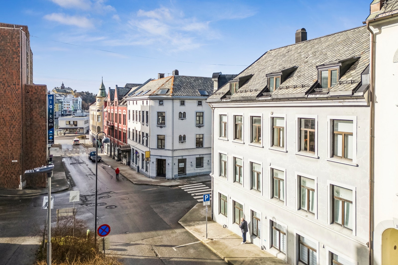 Leiligheten har kort avstand til gågata, dagligvarebutikk, kollektivtransport og alt av byens fasiliteter. Soneparkering like ved Galleribilde