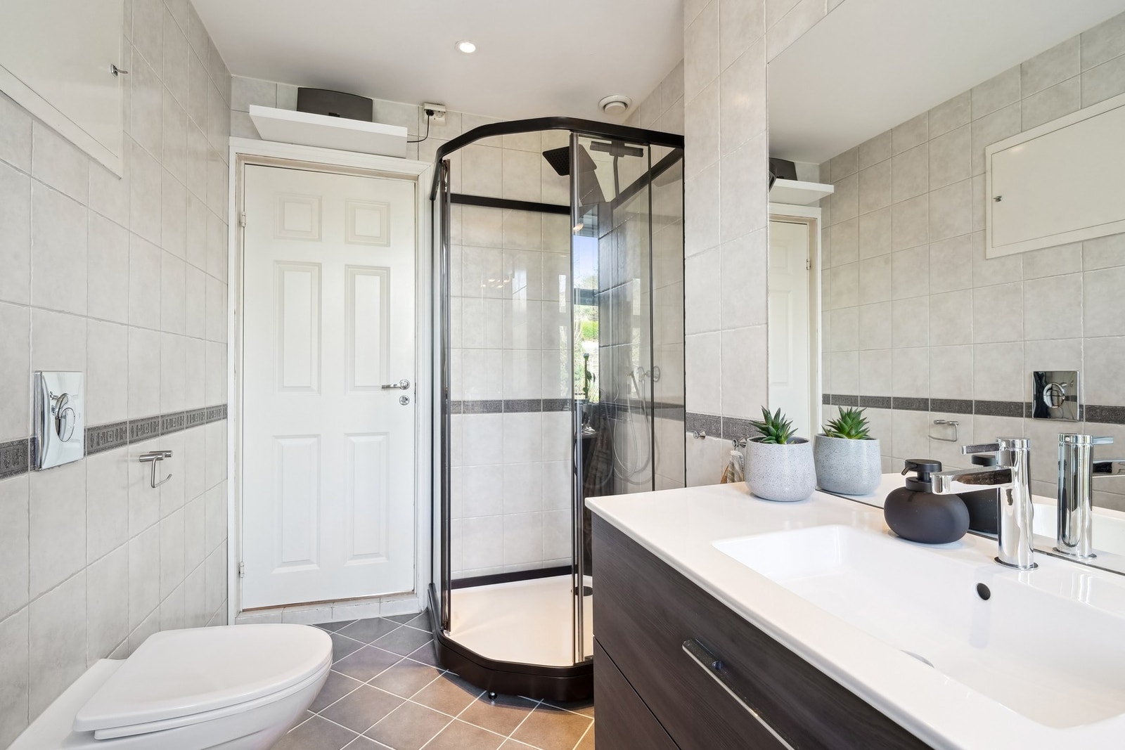 Det er vegghengt toalett, dusjkabinett(nytt januar 2025) og innredning. Varmekabler i gulv. Fordelerskap med rør i rør opplegg. Galleribilde