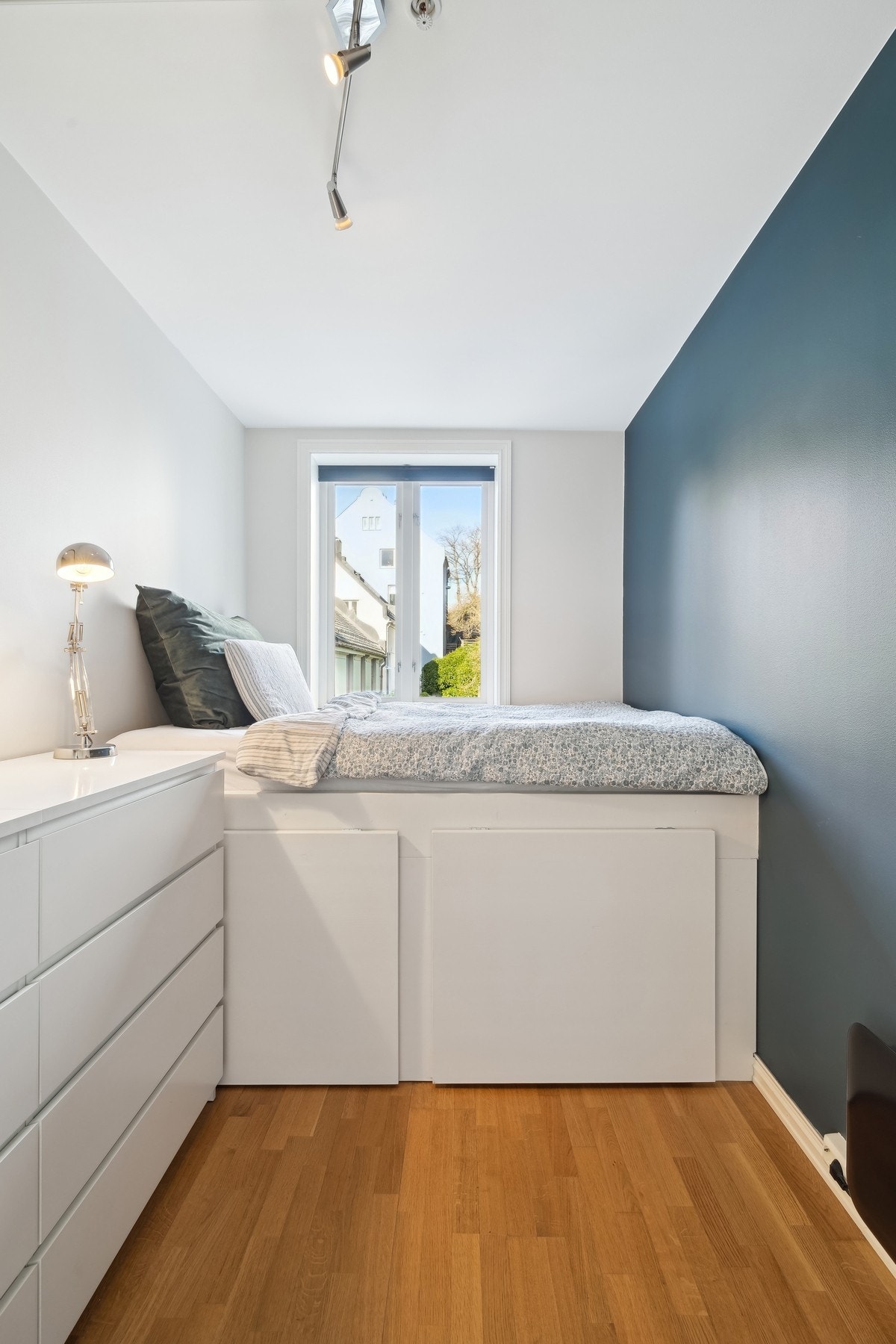 Praktisk og smart innredet seng Galleribilde