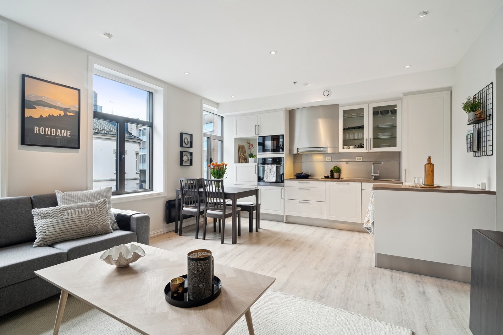 Flott og tidløst kjøkken fra HTH med integrerte hvitevarer. Stekeovn og micro ny i 2023, oppvaskmaskin fra 2020 Galleribilde