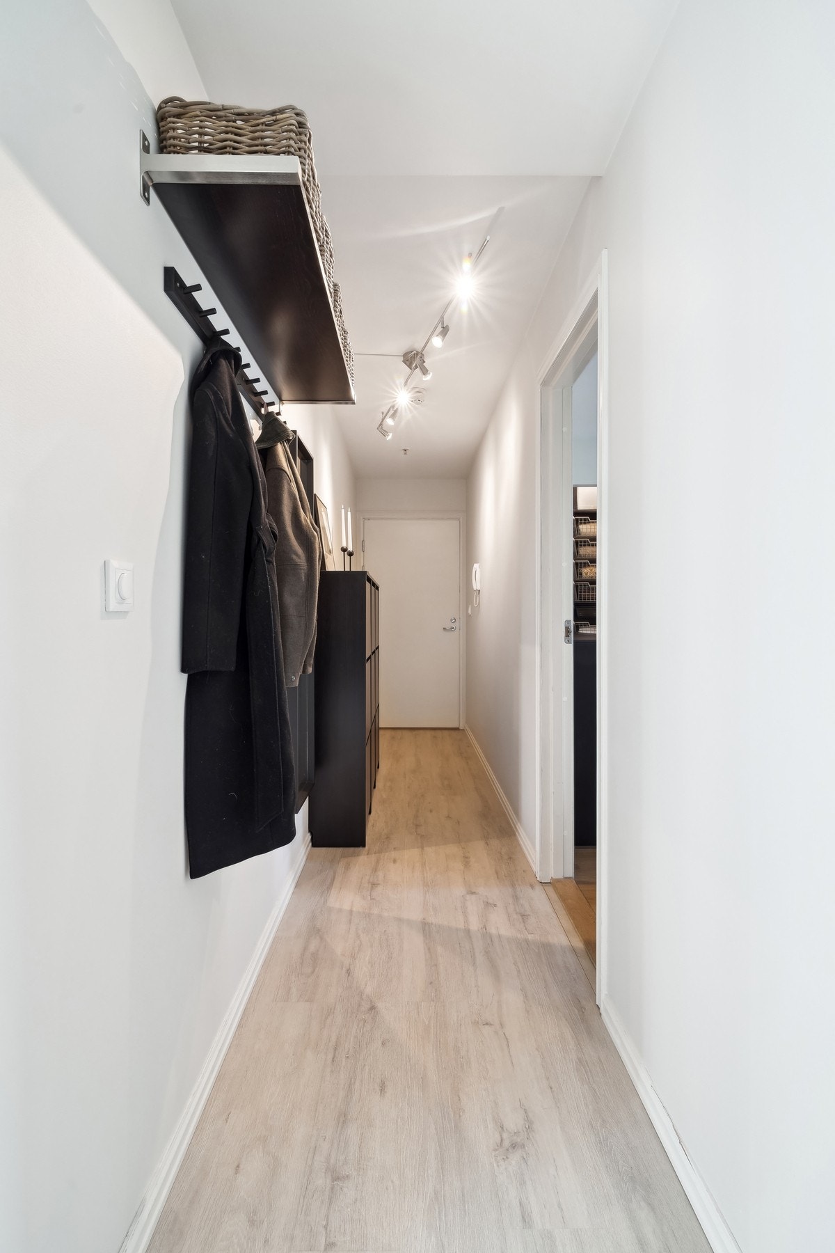 Leiligheten fremstår lys og moderne og bærer preg av jevnlig vedlikehold Galleribilde