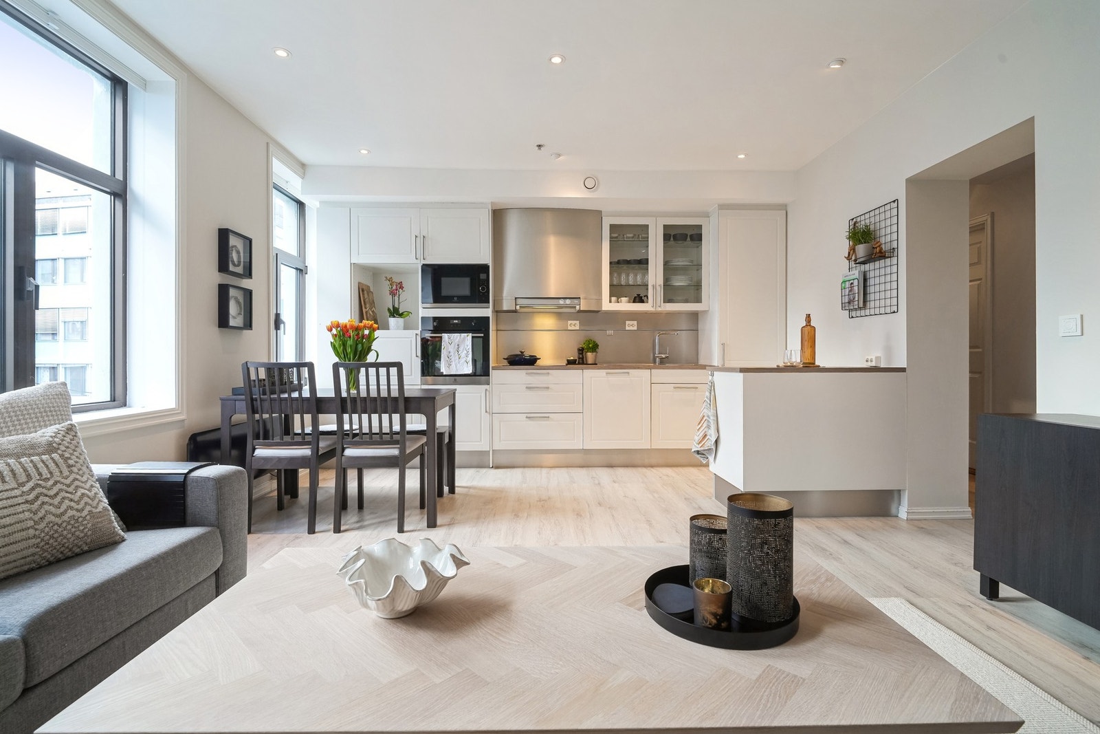 Videre er kjøkkenet utstyrt med integrert kjøl/fryseskap, induksjonstopp og kjøkkenventilator. Godt med lagringsplass! Galleribilde